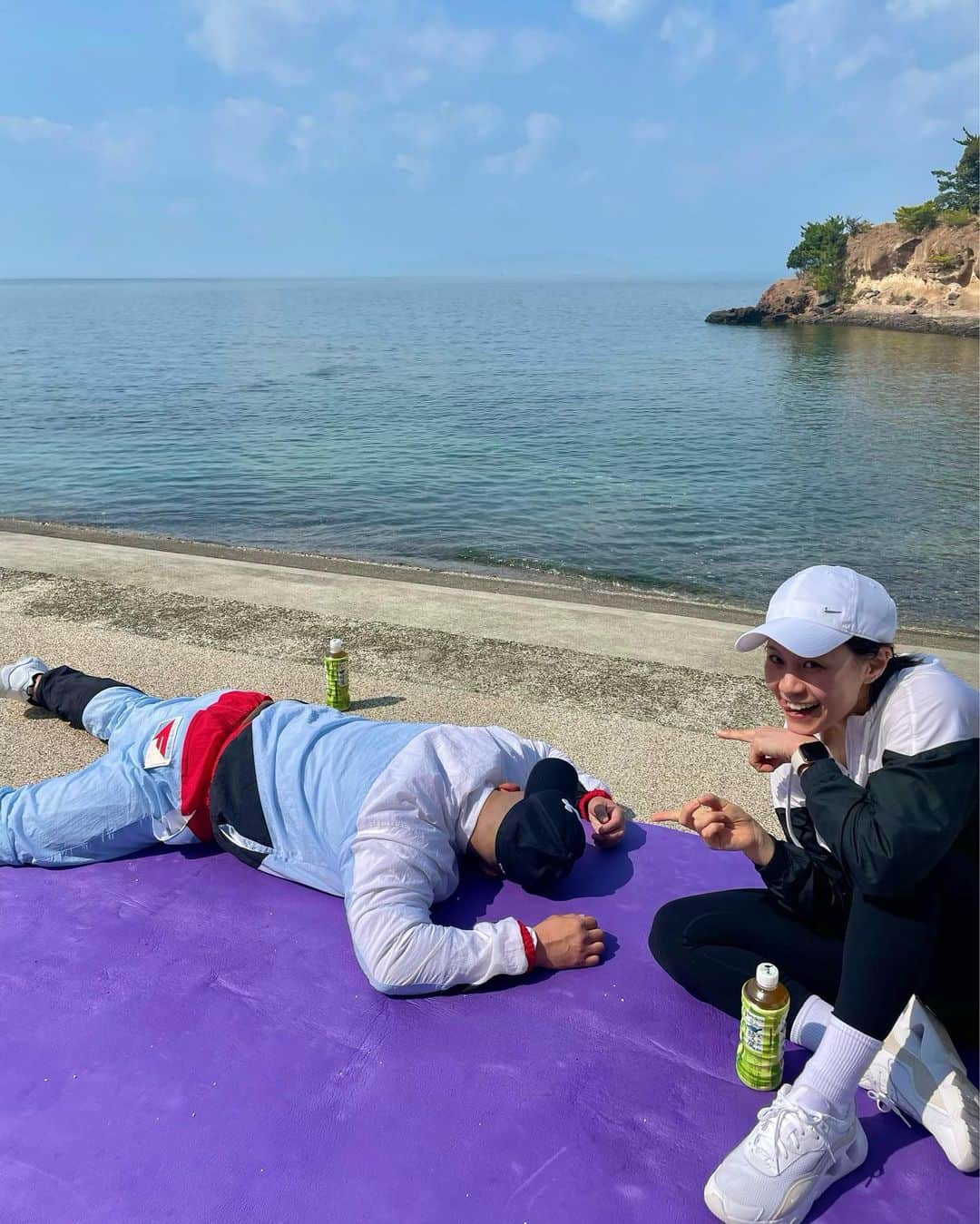 HARUKAさんのインスタグラム写真 - (HARUKAInstagram)「40min ⌚️Hiit  レンジャー首席出身🪖の兄をやっつけるメニュー🥰笑  人間ってラクな方に逃げようとするのは当たり前だから、最後までいかに綺麗なフォームでやるかが大事💪🔥 正しいフォームを意識してやることで、単純な動きでもめちゃくちゃ疲れる😊 疲れない人は、正しいフォームできてない🙅‍♀️ だからスタミナあるはずの兄がここまで疲れたのはある意味正解🙆‍♀️(フォロー笑) そして最初はしんどくても、正しいフォームで毎日のように継続することで、ふさわしい身体の使い方ができてくるから、疲れにくくなってくるよ😇  Fitness with my brother who was a self-defense officer (ranger squad)😁  #トレーニング #フィットネス #training #hiit #hiitworkout #hiitcardio #hiitworkouts #hiittraining」6月18日 9時51分 - haruka_o8o4