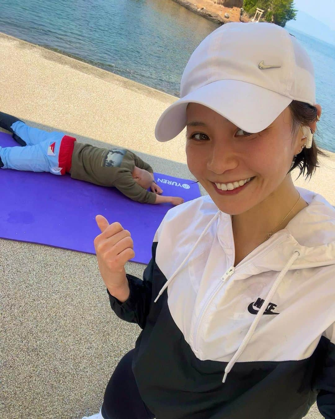 HARUKAのインスタグラム：「40min ⌚️Hiit  レンジャー首席出身🪖の兄をやっつけるメニュー🥰笑  人間ってラクな方に逃げようとするのは当たり前だから、最後までいかに綺麗なフォームでやるかが大事💪🔥 正しいフォームを意識してやることで、単純な動きでもめちゃくちゃ疲れる😊 疲れない人は、正しいフォームできてない🙅‍♀️ だからスタミナあるはずの兄がここまで疲れたのはある意味正解🙆‍♀️(フォロー笑) そして最初はしんどくても、正しいフォームで毎日のように継続することで、ふさわしい身体の使い方ができてくるから、疲れにくくなってくるよ😇  Fitness with my brother who was a self-defense officer (ranger squad)😁  #トレーニング #フィットネス #training #hiit #hiitworkout #hiitcardio #hiitworkouts #hiittraining」