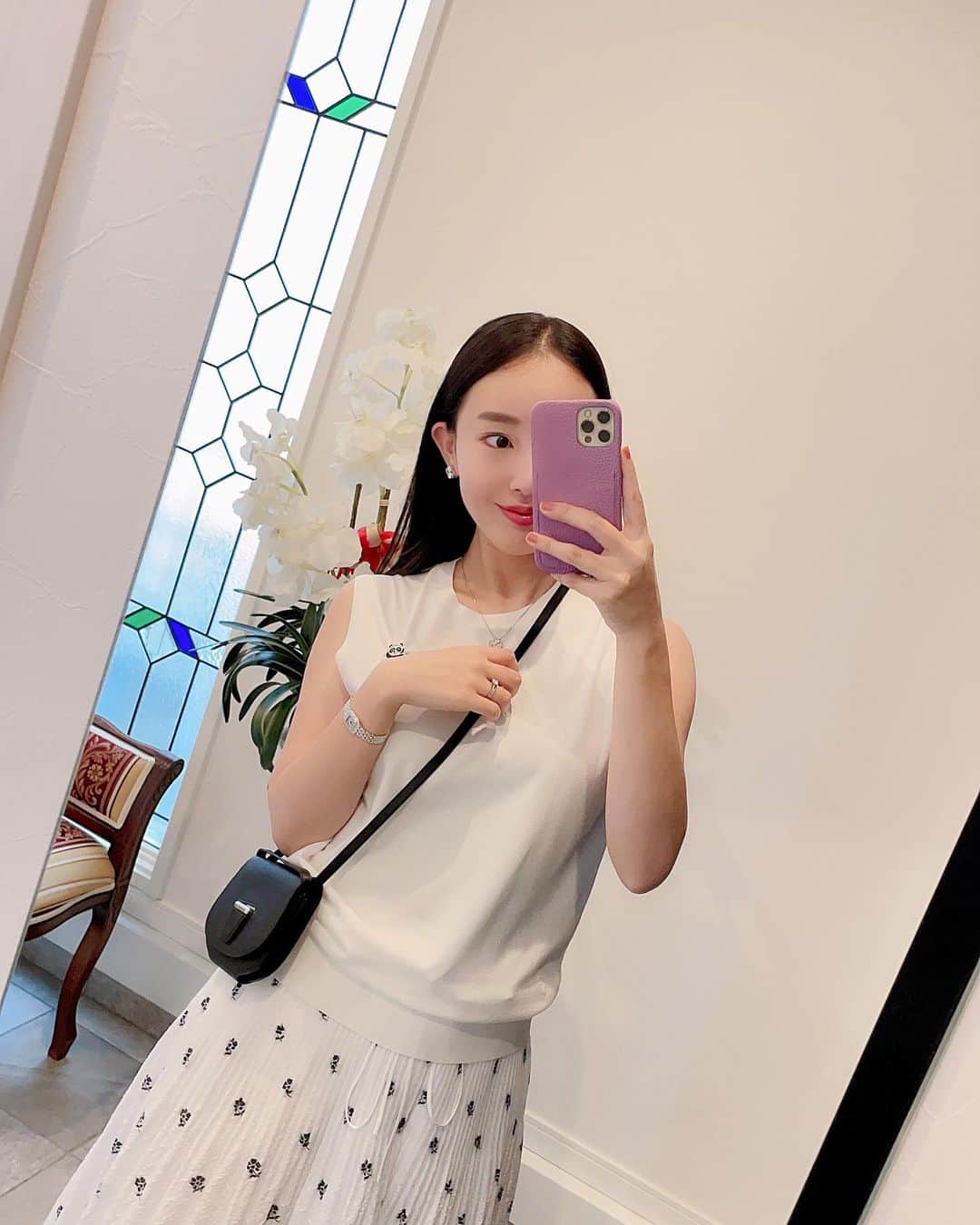 田中麻衣のインスタグラム：「先日のホワイトコーデ。  tops.. @theory_jp  sk.. @drawerofficial  bag.. @hermes  jewelry.. @vancleefarpels」