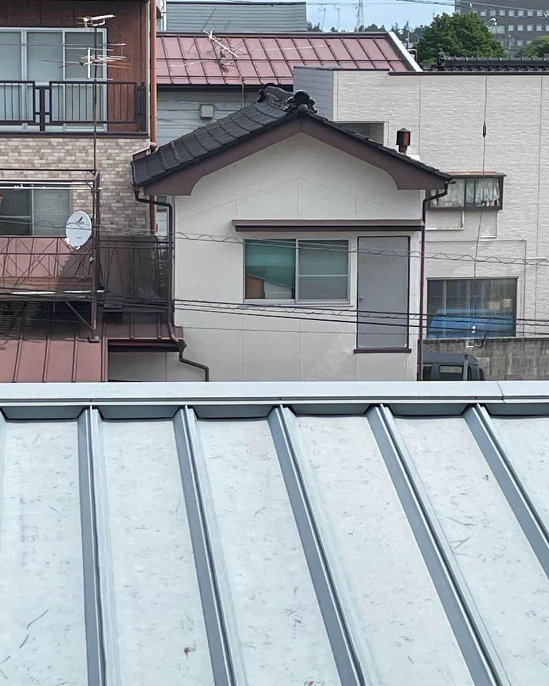 北原徹さんのインスタグラム写真 - (北原徹Instagram)「いわゆる「もってる」ってやつでしょうか？  法事で長野に来ました。ホテルの窓から外を眺めるといきなり #どこにもドア が⁉︎近くで確認しましたが、やはり#無用扉 美しいくらいの無用扉でした。  #トマソン #超芸術トマソン #路上観察」6月18日 9時54分 - torukitahara