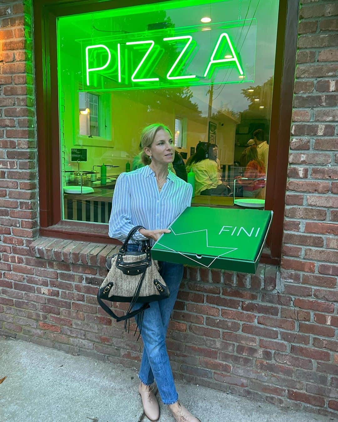 ジェシカ・サインフェルドのインスタグラム：「One of the very best NYC (Brooklyn) pizza spots - @finipizza - is open for business in Amagansett. The White (lemon) and Hot Long are perfect. So is everything else, including the ices. Which sold out on Day 1. Going back tomorrow for more.」