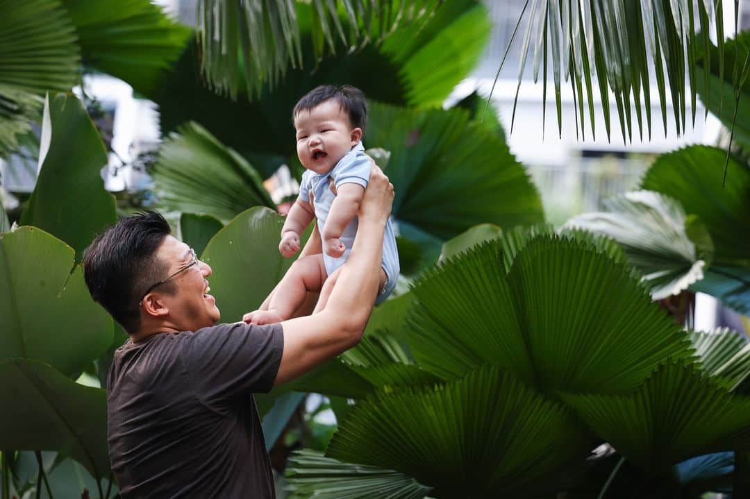 リー・シェンロンのインスタグラム：「Father’s Day is a time to celebrate the special dads and father figures in our lives.  Today’s dads are more involved with parenting and engaged with their children, but they also face different challenges than previous generations. As every father comes to realise, the days are long but the years are short. I hope you always make time to connect with your loved ones, and treasure the precious moments.   To all fathers, fathers-to-be, grandfathers, and father figures, have a wonderful Father’s Day! – LHL   (MCI Photo by Liu Ying)」