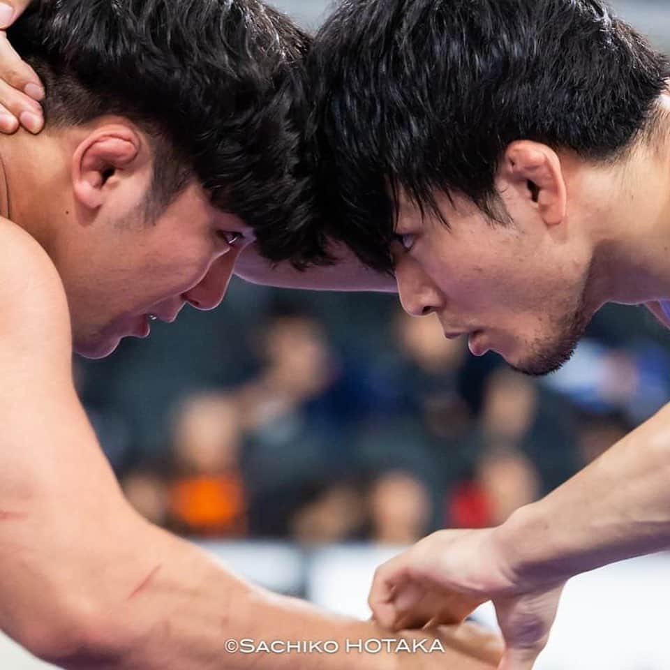 高谷惣亮さんのインスタグラム写真 - (高谷惣亮Instagram)「明治杯お疲れ様でした 後輩の学生からかけられた言葉に私自身感慨深いものがありました。  「日本人がこの人をこえるのに10年かかっただけ」  以前に負けたのは2013年の国体でした。全日本の大会で最後に負けたのは2011年の全日本選抜でした。  10年以上勝ち続けるのは簡単なものではなく、それを成し遂げることは素晴らしいと我ながら思っていますが  その分「負け」の大切さもあります。  みんな失敗したくない、負けたくない、といった感情は必ずあります。 試合前になれば、「タックル取られたら、、、」「カウンターされたら、、、」といった不安が頭をよぎります。  挑戦してください。  負けることを恐れないでください。  失敗を恐れないでください。  それが必ず成功に導いてくれます。  「私は失敗したのではない。100通りの失敗を発見したんだ」 かのエジソンもこう言うように、自分にとって必ず糧となります。  敗北は恥ずべきものではない、挑戦しないことの方が恥ずべきだ。  私はこれからも拓大の学生たちのために、家族のために、そして自分のために、挑戦していきます。  今回の出場にあたり、拓殖大学の職員の方々、業務等を支えてくださりありがとうございました。  今回セコンド、サポートをしてくれた網野の同期の健輔と山根に感謝します。  シングレット作製に協力してくれたmamoに感謝します。  応援に来てくれた妻と一樺に感謝します。  観客席まできてくれたサポーターの皆様に感謝します。  スポーツは人と人とのコミュニケーションを育み、またそれを豊かにしてくれる。  これからもよろしくお願いいたします！  photo by @sachikohotaka」6月18日 10時05分 - sohsuketakatani