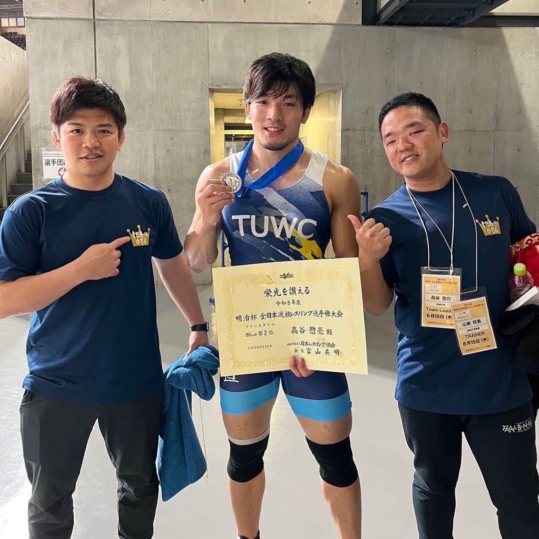 高谷惣亮のインスタグラム：「明治杯お疲れ様でした 後輩の学生からかけられた言葉に私自身感慨深いものがありました。  「日本人がこの人をこえるのに10年かかっただけ」  以前に負けたのは2013年の国体でした。全日本の大会で最後に負けたのは2011年の全日本選抜でした。  10年以上勝ち続けるのは簡単なものではなく、それを成し遂げることは素晴らしいと我ながら思っていますが  その分「負け」の大切さもあります。  みんな失敗したくない、負けたくない、といった感情は必ずあります。 試合前になれば、「タックル取られたら、、、」「カウンターされたら、、、」といった不安が頭をよぎります。  挑戦してください。  負けることを恐れないでください。  失敗を恐れないでください。  それが必ず成功に導いてくれます。  「私は失敗したのではない。100通りの失敗を発見したんだ」 かのエジソンもこう言うように、自分にとって必ず糧となります。  敗北は恥ずべきものではない、挑戦しないことの方が恥ずべきだ。  私はこれからも拓大の学生たちのために、家族のために、そして自分のために、挑戦していきます。  今回の出場にあたり、拓殖大学の職員の方々、業務等を支えてくださりありがとうございました。  今回セコンド、サポートをしてくれた網野の同期の健輔と山根に感謝します。  シングレット作製に協力してくれたmamoに感謝します。  応援に来てくれた妻と一樺に感謝します。  観客席まできてくれたサポーターの皆様に感謝します。  スポーツは人と人とのコミュニケーションを育み、またそれを豊かにしてくれる。  これからもよろしくお願いいたします！  photo by @sachikohotaka」