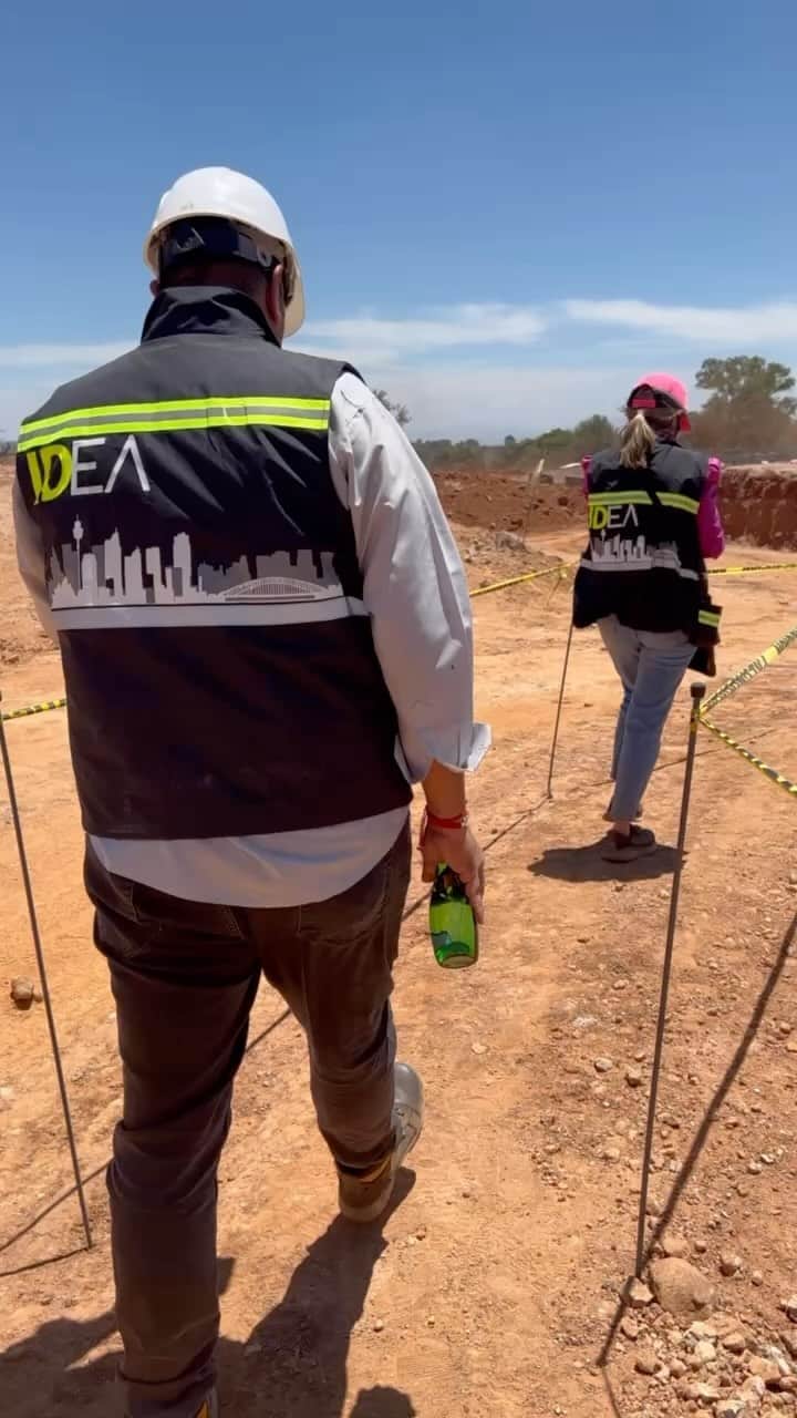 ドウェイン・ジョンソンのインスタグラム：「Cool stuff — here’s my construction manager, Olivia and project manager, Jaime.   They and their team have the big job of building our TEREMANA CAMPUS & DISTILLERY in Jesus Maria, Mexico.   As we come up the mound here, you can see that our tequila making structures are the size of football fields 🏟️ 👀 🥃  As expansive & innovative as our new Teremana complex will be, we’ll always maintain our process integrity of small batch, hand crafted tequila.  Made the right way - old school way.   THANK YOU so much to our hard working builders - building the Teremana vision 🙏🏾  Teremana is proudly the largest employer in Jesus Maria - employing over 1200 talented & passionate people from the local community.   🙏🏾🥃  #TeremanaComplex  #Distilleria」