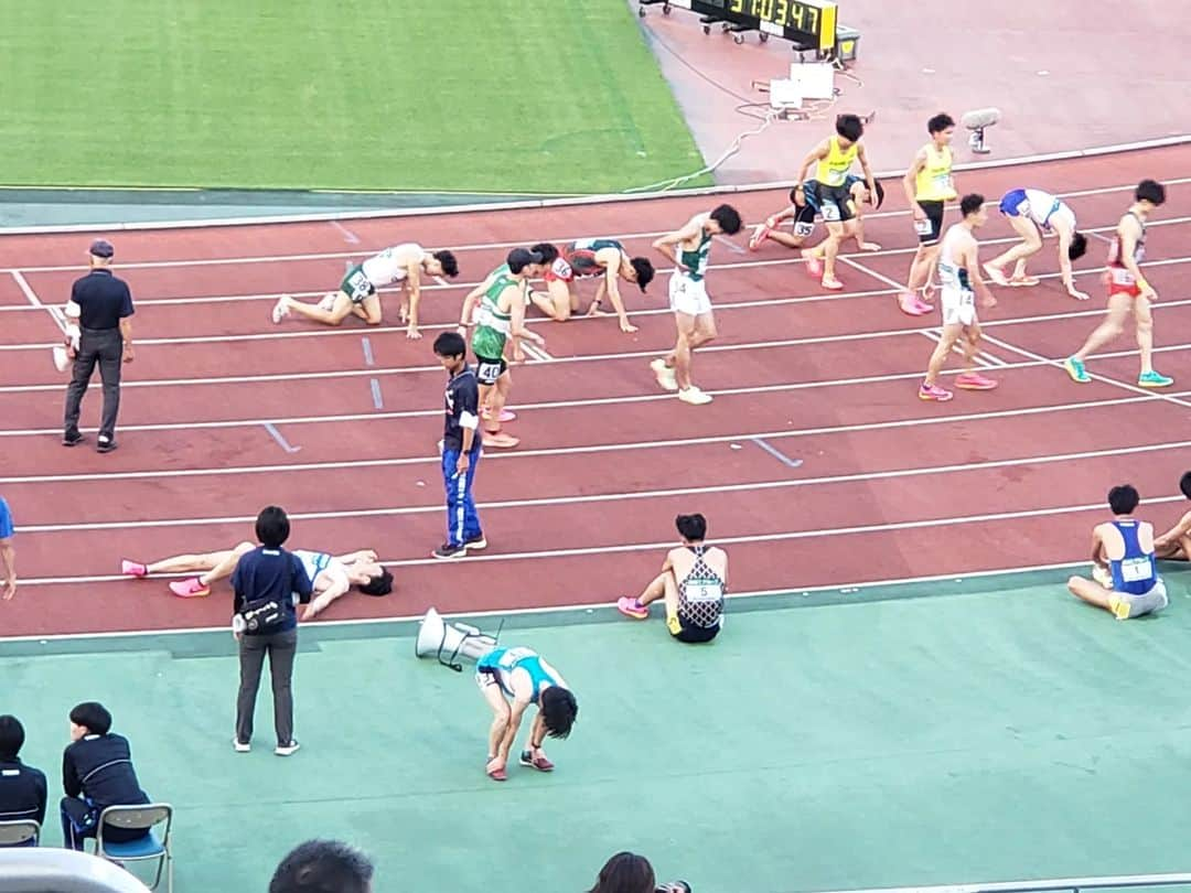 鏑木毅さんのインスタグラム写真 - (鏑木毅Instagram)「日中に都内で所用こなし予定より早めに終わったので 。夕方から 全日本大学駅伝 関東予選会の観戦に。 各校オリジナルな応援で選手たちを鼓舞します。 大学陸上部出身なので この雰囲気は本当に懐かしい。 それにしても この暑さの中大学1年生で 1万 M を 28分3秒で 駆け抜けた東京農大の前田選手は本当に素晴らしかったです。 とんでもない逸材が出たなという感じがしました。 学生たちの頑張りにすごくいい刺激をいただきました。 #全日本大学駅伝 #全日本大学駅伝予選会 #トレイルランニング #マラソン #陸上競技 #陸上好きな人と繋がりたい」6月18日 10時12分 - tsuyoshikaburaki