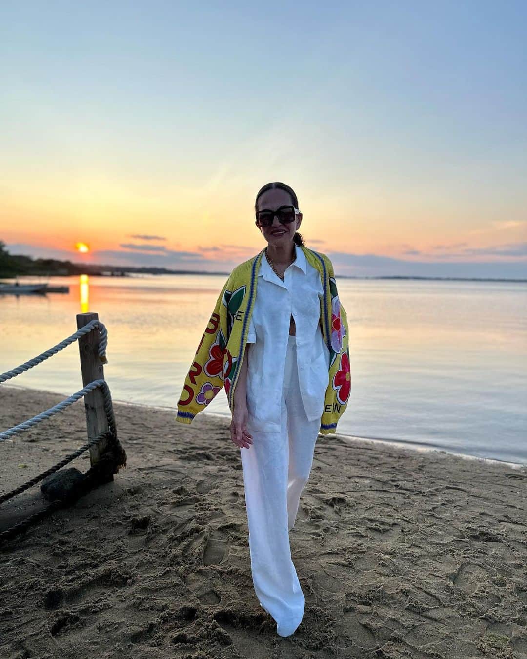 シンシア ローリーのインスタグラム：「Summer sunsets 🌅  • • • ft. my favorite cardigan @heidilgardner 💛💛💛」
