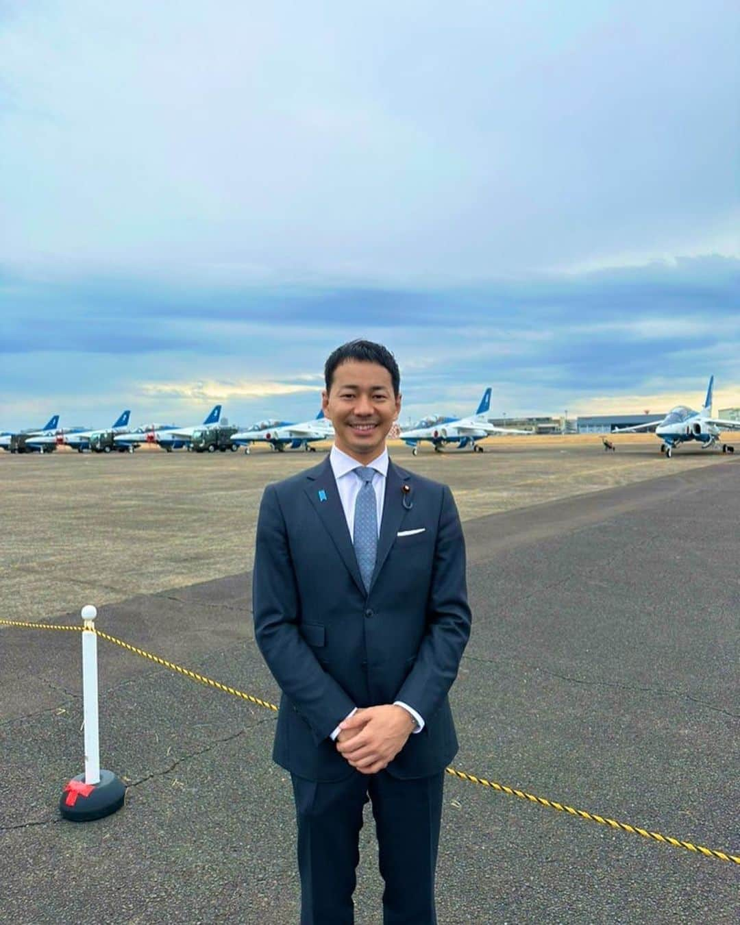 山本左近のインスタグラム：「3月5日 小牧基地オープンベース祝賀会に参加  小牧基地は自衛隊の重要な基地の一つです。  地域の皆様からの温かいご支援とご協力があるからこそ基地が存在し、自衛隊の皆さんも任務を遂行することが出来ます。  皆様に敬意と感謝を表します。  また、自衛隊員の皆様の日々の厳しい訓練・災害派遣等で国民の安心・安全にご貢献いただいておりますことも感謝を申し上げます。  #ブルーインパルス   *過去投稿できてなかったものをアップしてます」