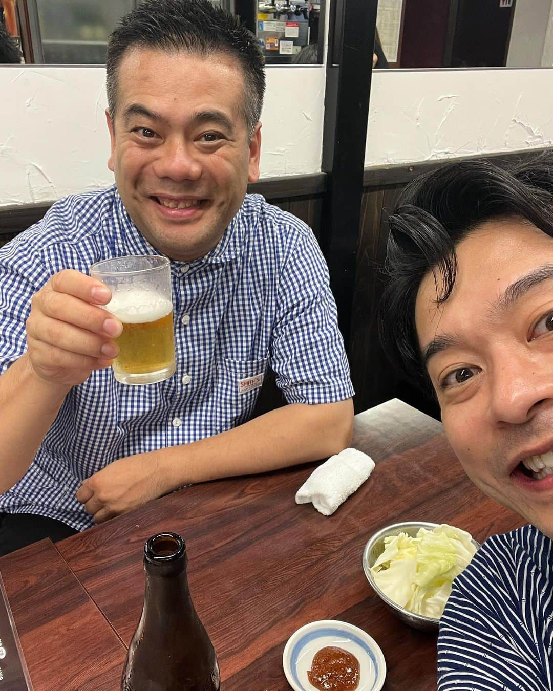 笑福亭鉄瓶さんのインスタグラム写真 - (笑福亭鉄瓶Instagram)「南龍さんとの落語・講談ふたり会  昼夜とも皆さんに盛り上げていただきました。ご来場ありがとうございました。  打ち上げはもつ焼屋さんで。  さて今日は静岡！ 崎陽軒のシューマイ弁当を食べたい気持ちをグッとおさえて移動中。 なぜなら焼津港で水揚げされたマグロ丼が待っているからだ！  #落語 #上方落語 #講談 #笑福亭鉄瓶 #旭堂南龍 #東京 #らくごカフェ #静岡 #江崎ホール #崎陽軒 #シューマイ弁当 #マグロ丼 #焼津港」6月18日 10時22分 - teppeishoufukutei