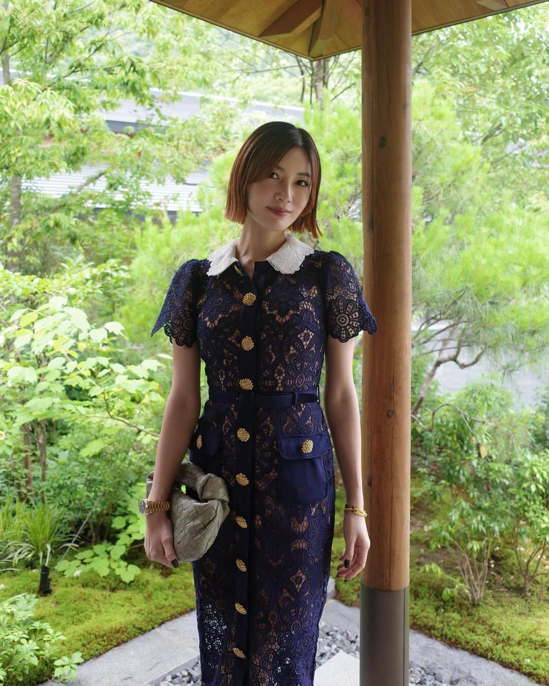 島袋聖南のインスタグラム：「家族で京都へ♡ 爽やかな空気と美しい青もみじ みどりに包まれてとっても穏やかな気分☺️👨‍👩‍👦」