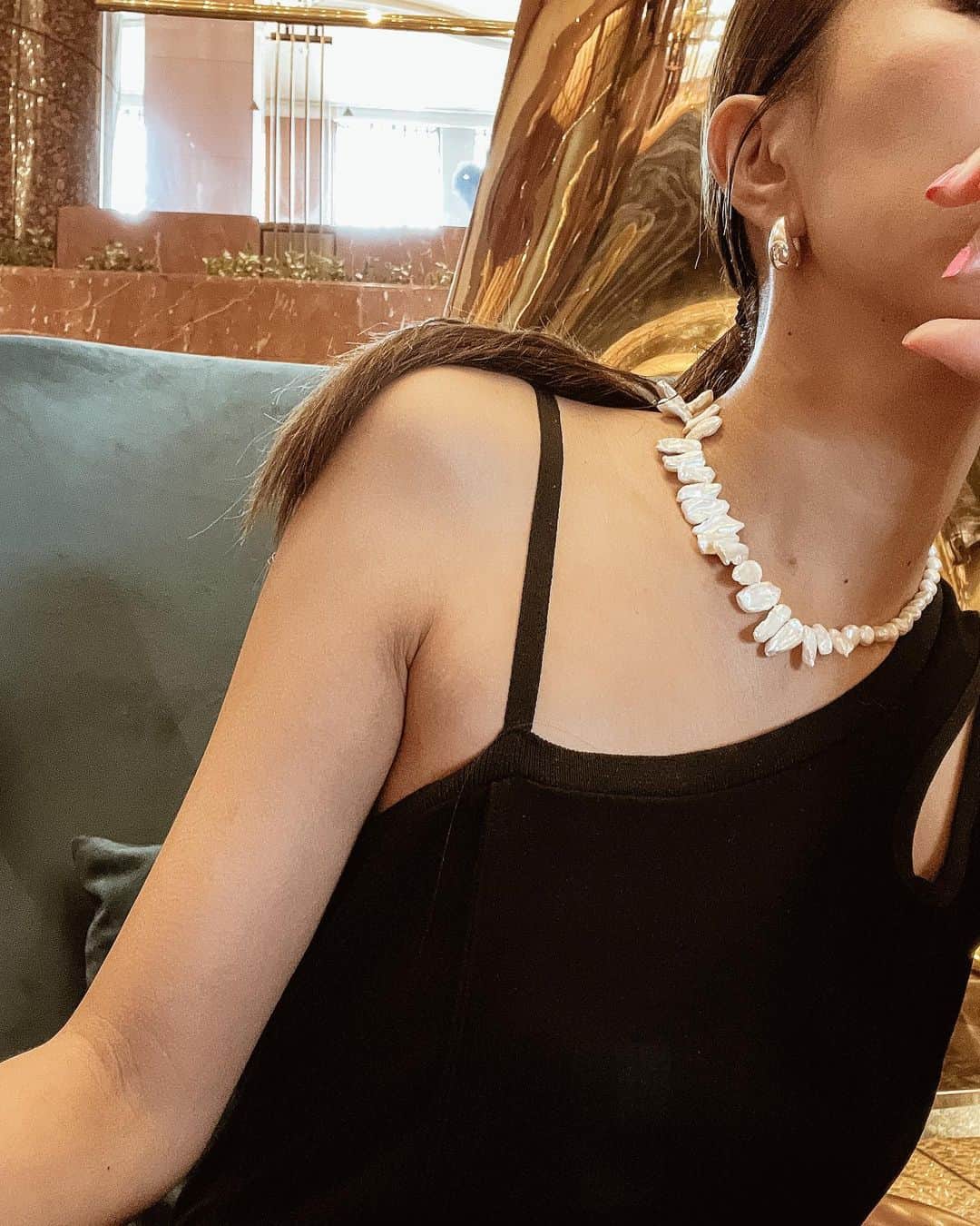 のインスタグラム：「2つの淡水パールが組み合わさった @serenityjewelry_la のネックレス。  パールだと甘くなりすぎちゃうなぁって事もなく、カジュアルにもオケージョンにも使えてすごく重宝しています。  つける場所によっていろんな見え方をするから3WAY!!  デザインも繊細で金具もしっかり14kでつくられています。 他のジュエリーもすべて本物思考なブランド。  LAのブランドだから、Tシャツデニムでもかなり合うところも◎  #serenityjewellery #supportedbyserenityjewelry」