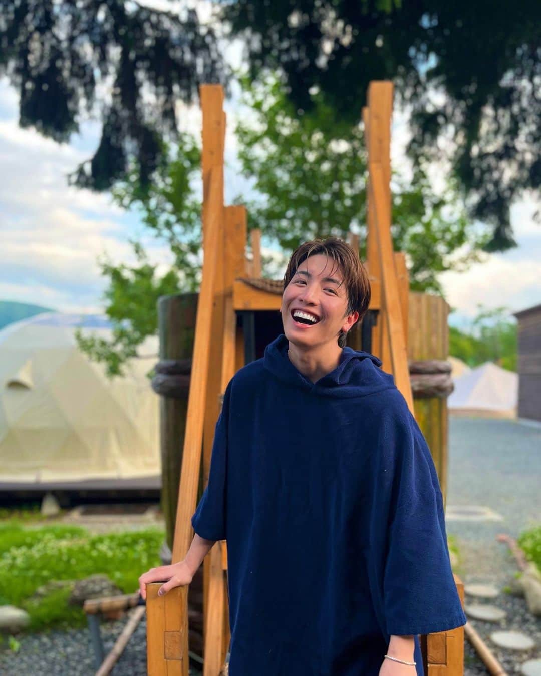 松岡卓弥のインスタグラム：「おはようございます！✨  先日、PRとして長野県にある 白馬村のFrom Pという アウトドアサウナに行ってきましたー☺️✨ @fromp_hakuba様 ご招待ありがとうございました！！✨  とっても素敵な場所で サウナも付いていて 薪で自分で火おこしして 作るサウナがまじで最高でした！🥹✨  お部屋も可愛くてめちゃ映えで 自然盛りだくさんで かなりリフレッシュできました😍  サウナにまたまたハマりました🥹✨✨✨ 数年かぶりの長野でしたが、 とっても楽しかったです😊✨  グランピングとサウナが 好きな方、ぜひぜひ チェックして行ってみてください☺️💫  俺もまた絶対に行きます😘✨ 最高な空間をありがとうございました😊💫  #PR#saunaglampingfromp #白馬 #fromp #長野サウナ #アウトドアサウナ #長野グランピング#サウナー」
