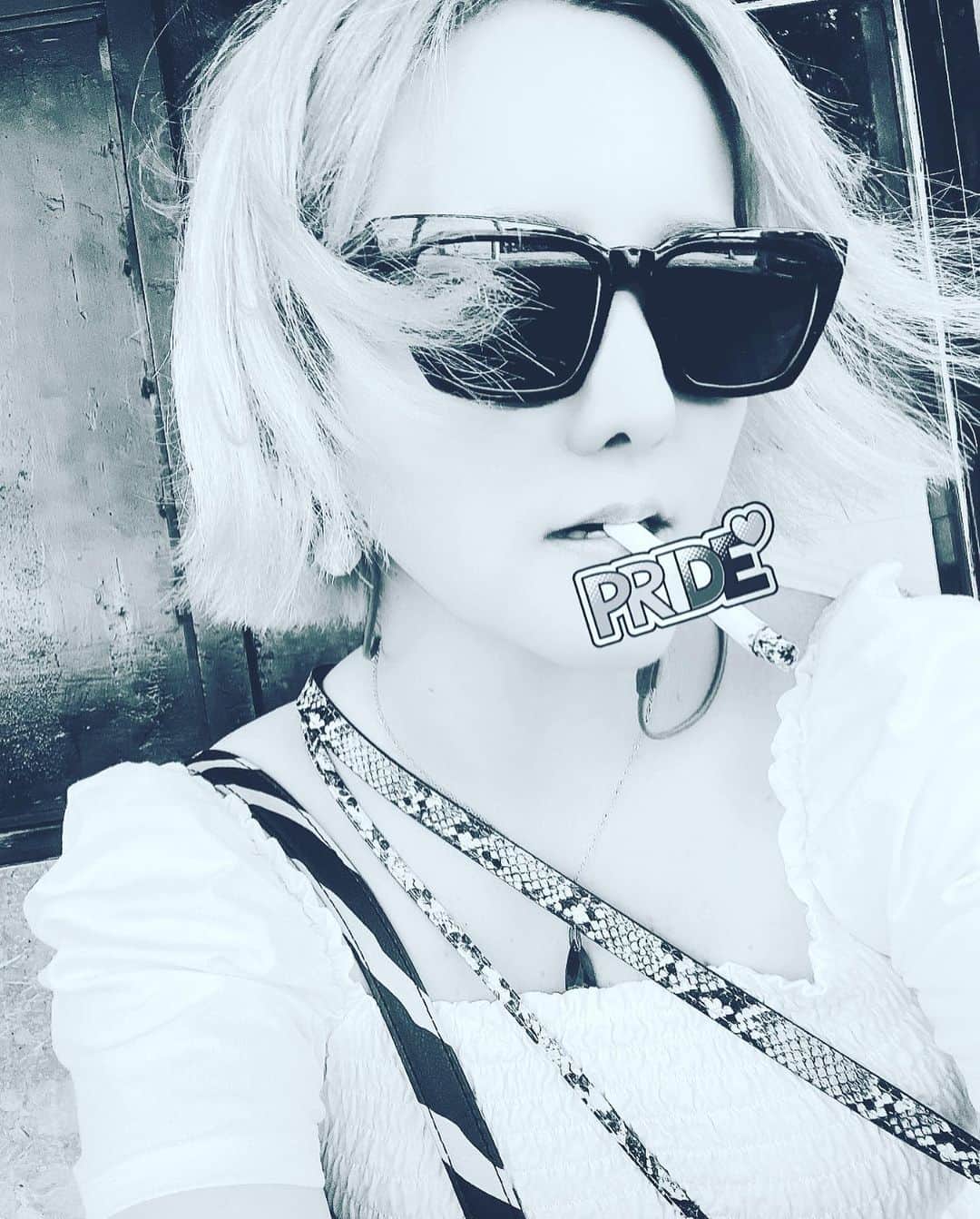 希良梨のインスタグラム：「🤍🖤🪽  ・ ・ ・ ・  誰でもない自分自身 本当に必要なのは寄り添える心 泣きたいときに涙を流せる肩  #mexico #méxico #mexicocity #japón #japones #art #japanese #tokyo #japan  #ドヤ顔」
