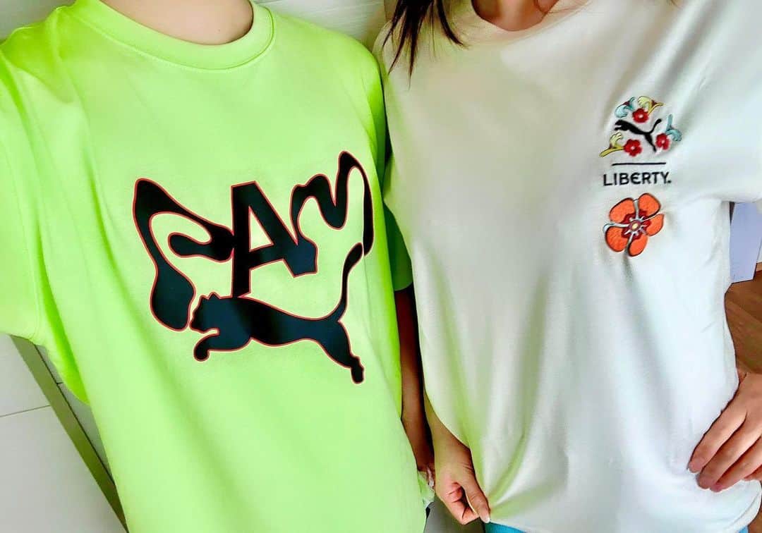 手島優のインスタグラム：「・  夫婦でプーマT👕  色もデザインもオシャレなのたくさんある🩵💚🤍 @pumajapan   サイズ感もとっても良くて着心地もサラッとしてて👍 あたしはオーバーサイズで着たかったのでLサイズ♪  ちなみに夫はインポートサイズのLサイズ♪  余談ですが…  私はペアルックとかしたい派なのですが夫は絶対してくれないのでブランドが同じだけでも私は嬉しい☺️💓 って事で、 シレっと渡したら着てくれました✌️ 大成功です🙆‍♀️   密かなペアルック狙ってる方ぜひパートナーと着るのもオススメです✨　  　  #pumajapan #プーマグラム　#ｔシャツ　#オーバーサイズ　#オーバーサイズtシャツ #夫婦　#パートナー」