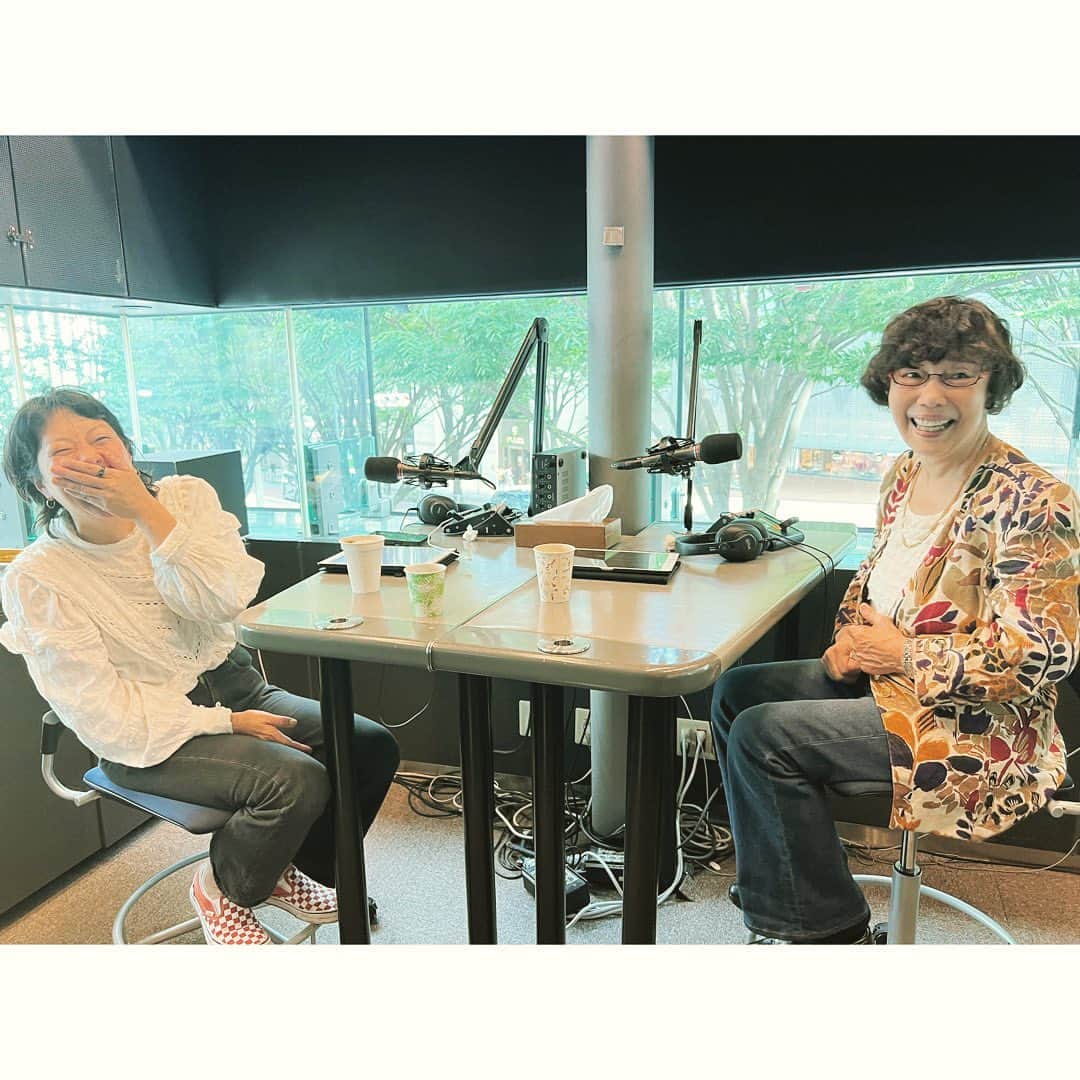 journaleatripのインスタグラム：「. my radio program . .  今週、来週のラジオのゲストは平野レミさんです。 長くラジオ番組を持たせて頂いてますが 笑い泣き、もらい泣き こんなに泣きっぱなしは初めてでした。 常々シンパシーと敬意を抱いていたレミさんとのお喋り時間。  レミさんの心全開丸裸の純粋トークに私の心は揺れっぱなしでしたが 名ディレクター、飯野さん編集で よりギュギュッと濃くいい話しばかりの放送となっております。  そしてそして J wave "saraya enjoy natural style" の番組をやらせて頂いてから気づけばもうすぐゲスト900人❗️ 週1なので単純計算17年 (それ以前も違う冠でやらせて頂いてましたがm..m) 私は小さい頃から何でも物事をやり始めると長く　"長ければいいというものでもない" と言われて若かりし頃は姉弟で喧嘩になる事もあったりして 長く続ける事に対してコンプレックス的な気持ちを抱く事もありましたが 今はただただ何でも続けさせて頂く事に感謝です。  ラジオ番組も料理を始めたから始まった事。 ゲストを前にいろんな生き方があって人って素晴らしい！と素直に思え 刺激、元気、勇気を頂き現在にいたります。 そして電波⚡️の不思議。 お目にかからずとも電波を通して繋がる人とは同じ時代に暮らしてる同士的な感覚があり、時折ラジオ聴いてますと声をかけて頂くと何か同窓生にあったような気持ちになります。 感謝。 という訳で長くなりましたが ７月２日はゲスト900人記念ということで生放送にお邪魔します。 6時〜9時です。 よろしくお願いします。  #sarayaenjoynaturalstyle #jwave81.3 #saraya」