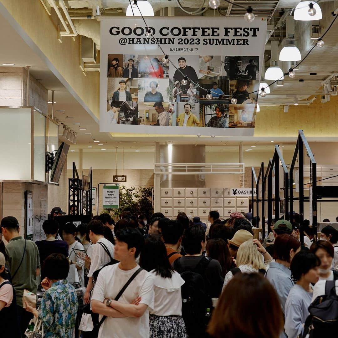 goodcoffeemeのインスタグラム：「GOOD COFFEE FEST@HANSHIN 2023 summer | Day 5  本日を残すところ残り2日となりました。  今回1,800個用意したミニマグカップも残すところ180個となり、本日の早いタイミングで完売が予想されます。 完売後も各店舗で美味しいコーヒーは楽しめますが、飲み比べを行う際はミニマグが必要になりますので、ぜひお家で眠っている過去のミニマグカップをご持参いただき会場へお越しください！ ※飲み比べのチケット販売は引き続き行います。  終売のコーヒー豆もちらほらと出てきておりますので、気になるお店のコーヒーがあればお早めにお求めください。 会場で皆様のお越しをお待ちしております！  ＜#GCF 2023 summer 出店ショップ＞ ・COFFEE BARISTART COFFEE／北海道 (@baristartcoffee) SOL'S COFFEE／東京 (@solscoffee) WOODBERRY COFFEE／東京 (@woodberrycoffee) TRUNK COFFEE／愛知 (@trunkcoffee) KAMIN COFFEE ROASTERS／和歌山 (@kamin_coffee_roasters) Overview Coffee／広島 (@overviewcoffeejapan) DEAR ROAST／山口 (@dearroast) Gluck Coffee Spot／熊本 (@gluckcoffeespot) Humming Coffee／沖縄 (@humming_coffee_okinawa)  ・OTHER SR coffee & ice cream／東京 (@sr_coffee_icecream_jimbocho) Mörk Chocolate／オーストラリア (@morkchocolatejp) PRANA CHAI／オーストラリア (@pranachaijp) Sunday Bake Shop／東京 (@sunday_bake_shop)  ・GOODS marna／東京 (@marna_inc) ORIGAMI／岐阜 (@origami_cup) 大川硝子工業所／東京 (@okawaglass)  Text & Photo by @_tkhrtkuc_」