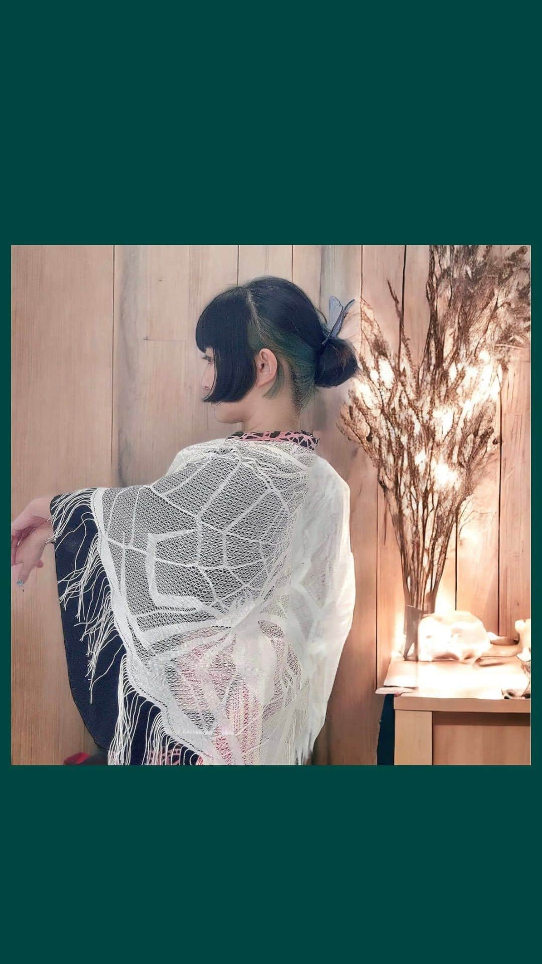 緑川ミラノのインスタグラム：「【本日のお知らせ】  🕷2023/6/18 成田でさんかくさんのイベント！  🕷2023/6/24 #蠢く蜘蛛の巣スカーフ 再販予約スタート！ (新色の白🤍登場‼️ 売り切れた黒・ワインレッドも‼️)  リポストさせていただきます。  @sankak_kimono with  ・・・ Super hot day today. 暑くてキレ散らかしています。  昨日のインスタライブコーデ！ 浴衣  @tamamshi  ストール  @corset8beauty  @midorikawa_mirano   白の蜘蛛の巣は何やらガーリー ♡ 成田湯川さんかく屋にお持ちします！  成田湯川まで来られないよ〜って方向けに イベント後の18時すぎ、 または翌日にインスタライブで 一部商品を通販させていただこうかと… 思っていたり… 沢山対応出来ないので ライブ中のみになるかも💦  ご興味のある方は通知オンでお待ちください🙌  #浴衣 #着物 #着付け #真夏日 #蜘蛛の巣 #kimono #yukata #ootd #outfit  - - - - - 🥀🥀🥀 - - - - -  《 ABOUT 緑川ミラノ 》 日常にセクシーとゴージャスを🫦🌹 オンラインセレクトショップ 「Baby Doll Tokyo -mirano BOTE-」運営  天然バロックパールのアクセサリーショップ 「Freya-フレイヤ-」でも女性の美を応援中💋  不定期開催のポップアップストアなどについて まとめてあります🖤  スタイリスト、スタイリング コーディネート提案✨ コルセット・着用体験ライブトークショー⌛️ お仕事のご依頼はお気軽にDMで💌✨  - - - - - 🥀🥀🥀- - - - -  #緑川ミラノ #マダムミラノ #美と退廃 #コルセット #コルセットコーデ #フェティッシュ #フェティッシュファッション #corset  #fetish #corsetdress」