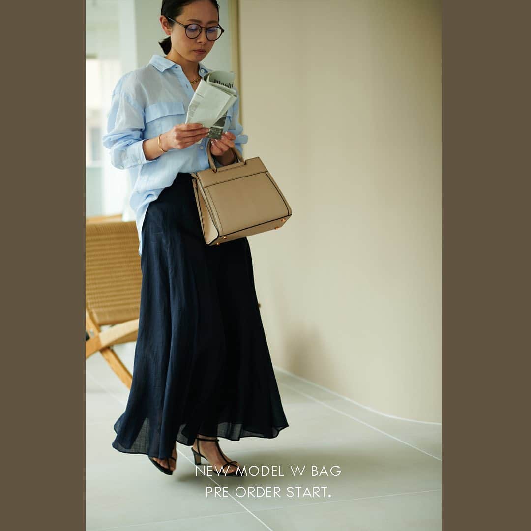 ロペのインスタグラム：「「W BAG」登場！ 働く女性の隣に、ÉPORから新モデル誕生。 ⁡ ROPÉで人気を博したジャバラバッグ。 今回リモデルし「W BAG」として登場します！ 働く女性の隣に、通勤やお出かけや様々なシーンに味方になるツールとして、デザイン性と機能にこだわったW BAG。 先行予約がスタートです！ ⁡ ▶ITEM ⁡ #GGX83400 W BAG Medium ¥22,000 (税込) ⁡ J'aDoRe JUN ONLINEでご購入いただけます。 ⁡ ⁡ ⁡ @epor_rope @jadorejunonline #ÉPOR #ロペエポール #美しさととのう #ととのう #通勤バッグ #Wbag #ロペ #ROPÉ #ropejp」
