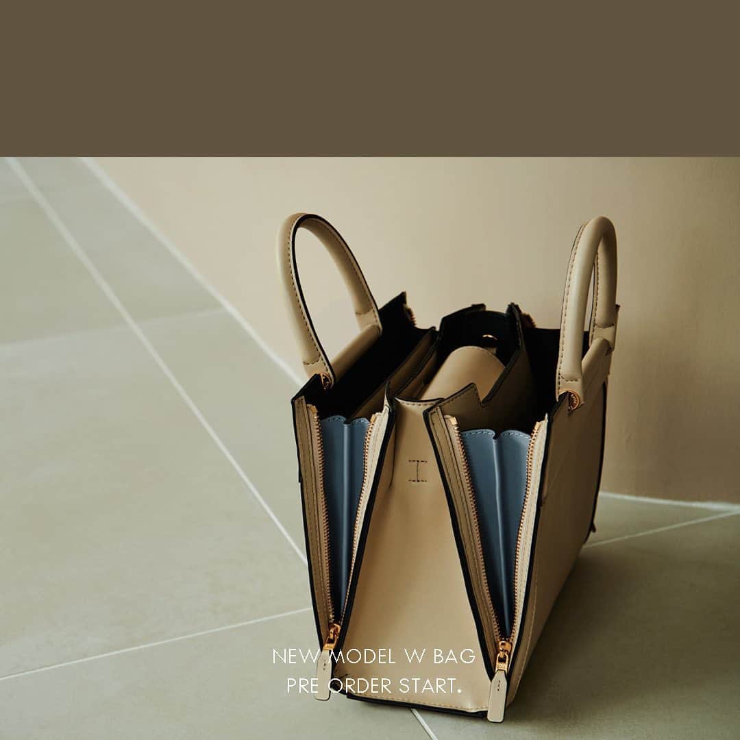 ロペのインスタグラム：「「W BAG」登場！ 働く女性の隣に、ÉPORから新モデル誕生。 ⁡ ROPÉで人気を博したジャバラバッグ。 今回リモデルし「W BAG」として登場します！ 働く女性の隣に、通勤やお出かけや様々なシーンに味方になるツールとして、デザイン性と機能にこだわったW BAG。 先行予約がスタートです！ ⁡ ▶ITEM ⁡ #GGX83400 W BAG Medium ¥22,000 (税込) ⁡ J'aDoRe JUN ONLINEでご購入いただけます。 ⁡ ⁡ ⁡ @epor_rope @jadorejunonline #ÉPOR #ロペエポール #美しさととのう #ととのう #通勤バッグ #Wbag #ロペ #ROPÉ #ropejp」