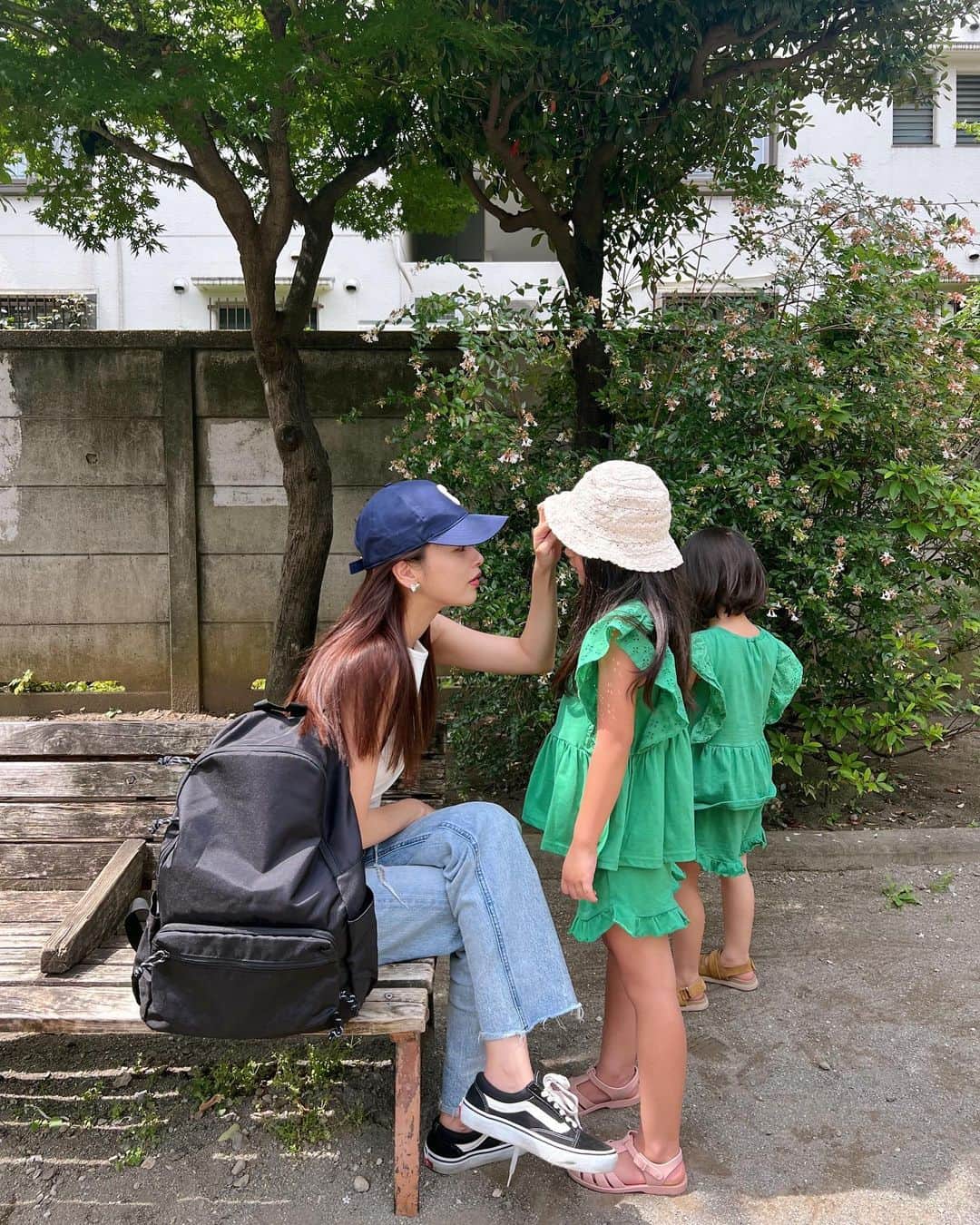 近藤千尋のインスタグラム：「暑くなる前に公園へ🛝❤️ と思ったらもうすでに暑かった、、笑☀️  今日は父の日ですね👨🩷 朝はたっぷり寝てもらって 起きたら子供達の写真入りの おパンツをプレゼント🎁💗笑 いつもありがとう🩷の気持ちを込めて…😂  私の顔入りはさすがにやめたよ✌️笑  落ちてるお花を私のデニムに入れてくる次女、 ありがとう😂🩷笑  @ajuga.shop の二層式リュックは 公園にも欠かせません👼🤍」