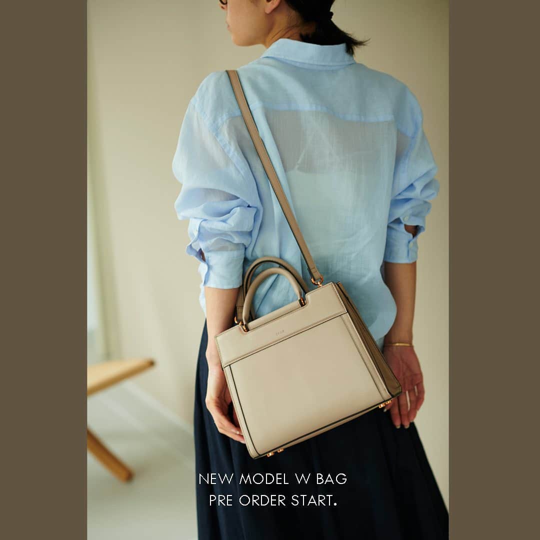 ロペのインスタグラム：「「W BAG」登場！ 働く女性の隣に、ÉPORから新モデル誕生。 ⁡ ROPÉで人気を博したジャバラバッグ。 今回リモデルし「W BAG」として登場します！ 働く女性の隣に、通勤やお出かけや様々なシーンに味方になるツールとして、デザイン性と機能にこだわったW BAG。 先行予約がスタートです！ ⁡ ▶ITEM ⁡ #GGX83400 W BAG Medium ¥22,000 (税込) ⁡ J'aDoRe JUN ONLINEでご購入いただけます。 ⁡ ⁡ ⁡ @epor_rope @jadorejunonline #ÉPOR #ロペエポール #美しさととのう #ととのう #通勤バッグ #Wbag #ロペ #ROPÉ #ropejp」