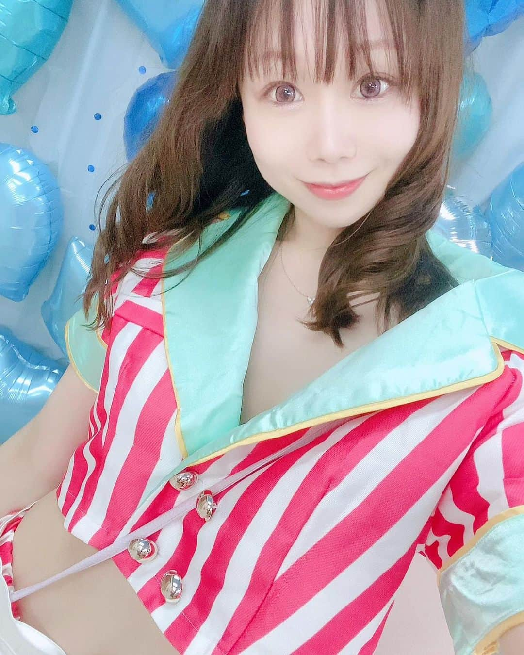 千咲まりのインスタグラム：「. 衣装可愛い～🤭💕 こんな店員さんはいかがですか？🍔笑  グラドル文化祭🍧 今月は 6/22  18:00~ 6/25  17:00~ 6/26  18:00~ 出演予定です🎬  今月どこかで個撮できたら良いな～って 少し思っております🤔  ※なかなかコメント返しできてなくてごめんね。 少しずつしていきます！  #グラドル文化祭 #グラドル #グラビア  #グラビアアイドル #千咲まり #ちさきまり #まりりん」