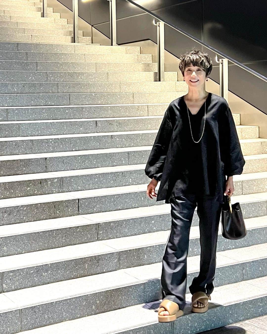 黒田知永子のインスタグラム：「. 昨晩は仮面夫婦でユーミンさまのコンサート🎵へ 隣で詩に自分の人生を重ね合わせるはこちゃん… こんなにも多くの素晴らしい曲と詩を生み出し続けるユーミンさまの50周年を心からお祝い🩶 帰りの車の中では、人生を語り、Surf & Snowを聴きつつ、「あんたらしい選曲ね〜」と言われ、「じゃあねん👋」とお帰りになられました🤭  tops… @yunahica  #yunahica_chieko のチュニック。家で洗って、ささっと程度のアイロン👌なんだかサラサラ気持ちいいです！size1 pants &sandal… @prada  パジャマパンツ好き☺︎ bag… @marni  #ユーミン50周年記念コンサート #松任谷由実  #2枚目の写真を撮って下さった方ありがと〜 #岩下尚史 #黒田知永子 #chiekokuroda」