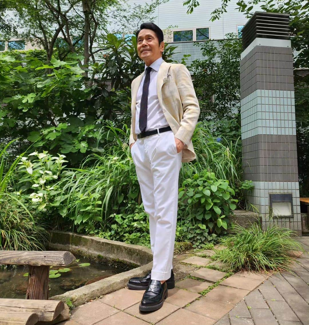 峰竜太のインスタグラム：「#アッコにおまかせ #jacket #tagliatore #shirt #yamatoyashirt #tie #beamsf #pants #pt #shoes #pradashoes」