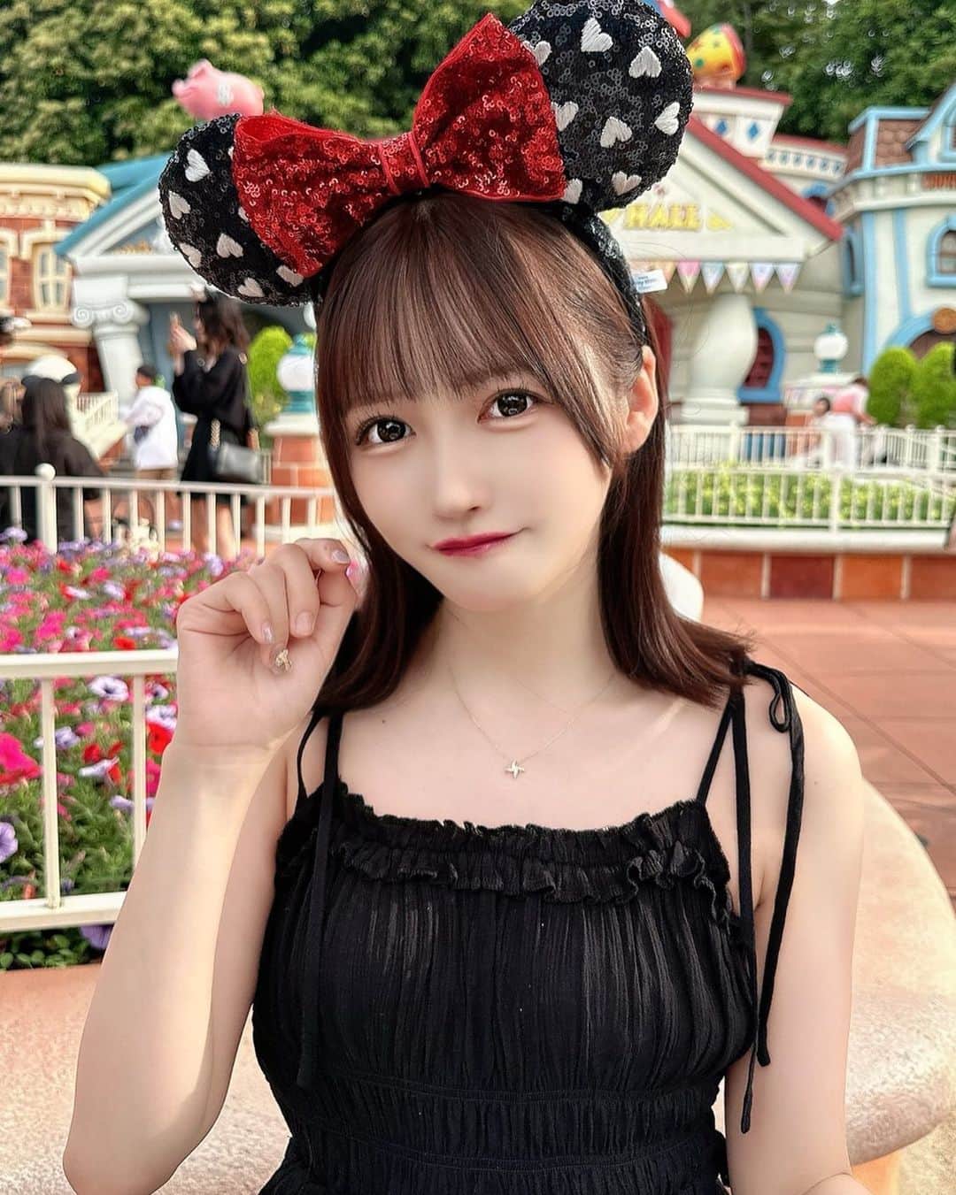真崎千波のインスタグラム：「🏰❤️ * TBワンマン@O-EASTまで23日 * ディズニーの投稿いっぱいしてい？ * #ディズニー #ディズニーコーデ #ディズニーランド #ディズニーカチューシャ #ミニーちゃん #前髪ぱっつん #ボブアレンジ #セミロング #アイドル #地下アイドル #grl #grlコーデ #disneyland #tokyodisneyland」