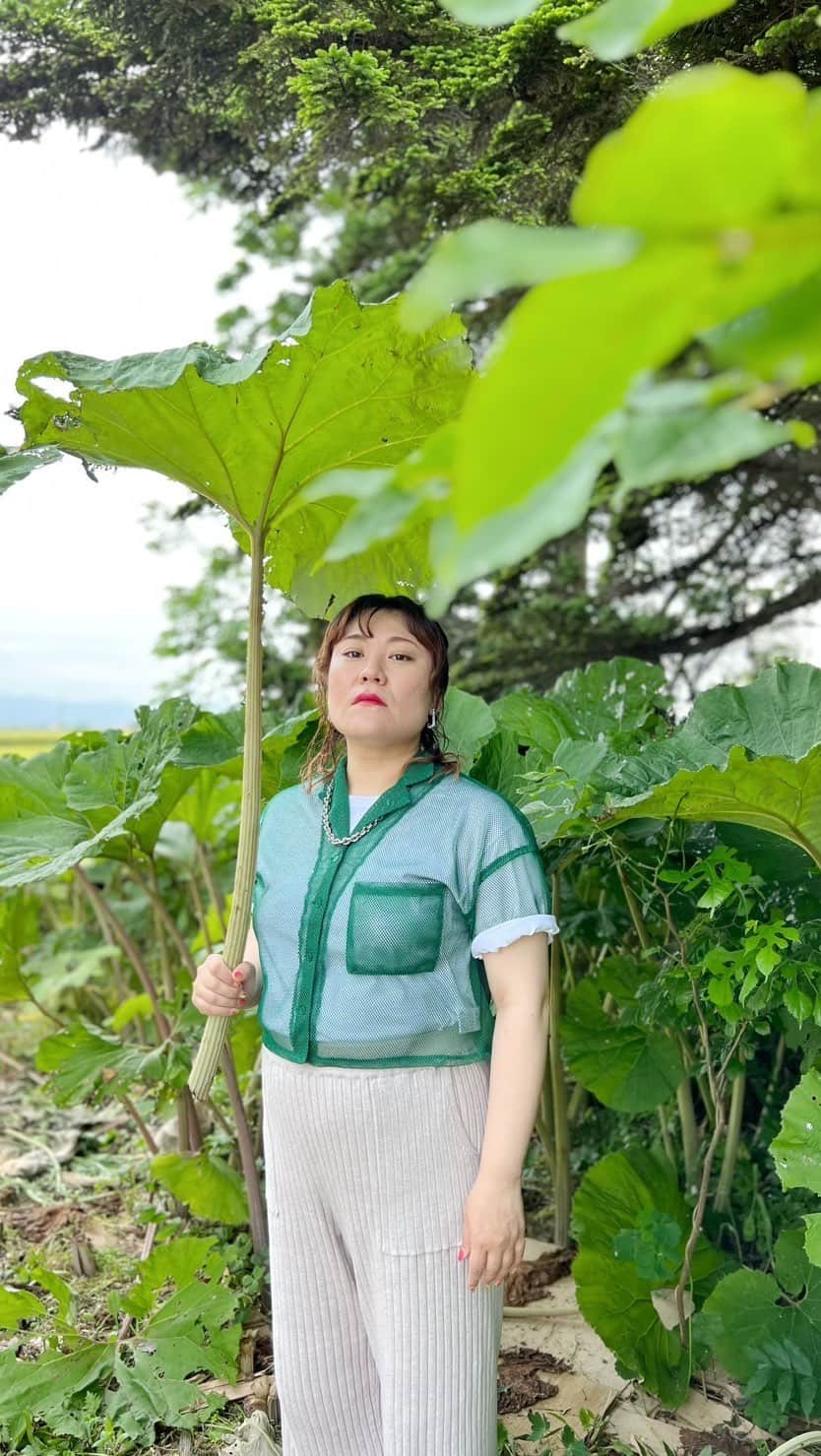 バービーのインスタグラム：「北海道の天気が気持ちよかったので、『love the island』を歌ったら、動物たちがザワつきました🥰  #衝撃のラスト」