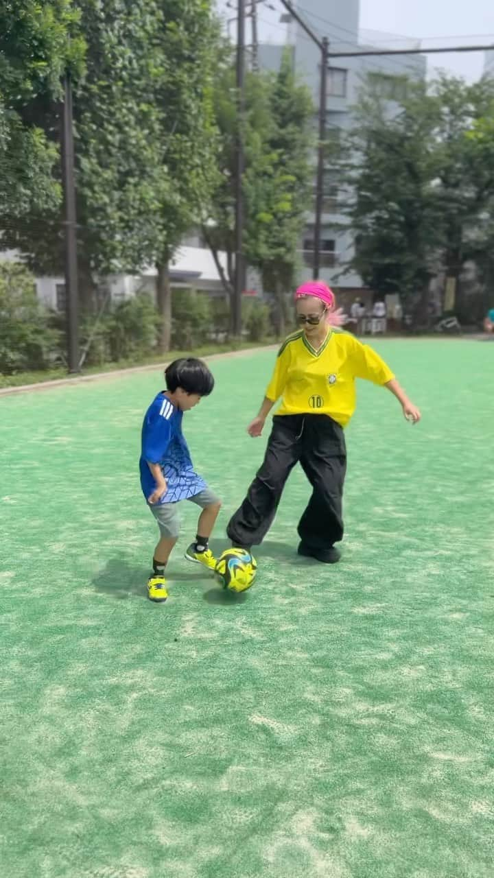 ニーコのインスタグラム：「仕事前に朝サッカー⚽️ もうあかん…10時で暑いわぁ🌞🥵 厚底でサッカーやばい😇 #親子サッカー#サッカー#サッカー少年#soccer#soccerlife  #息子#小学2年生#ママと息子」