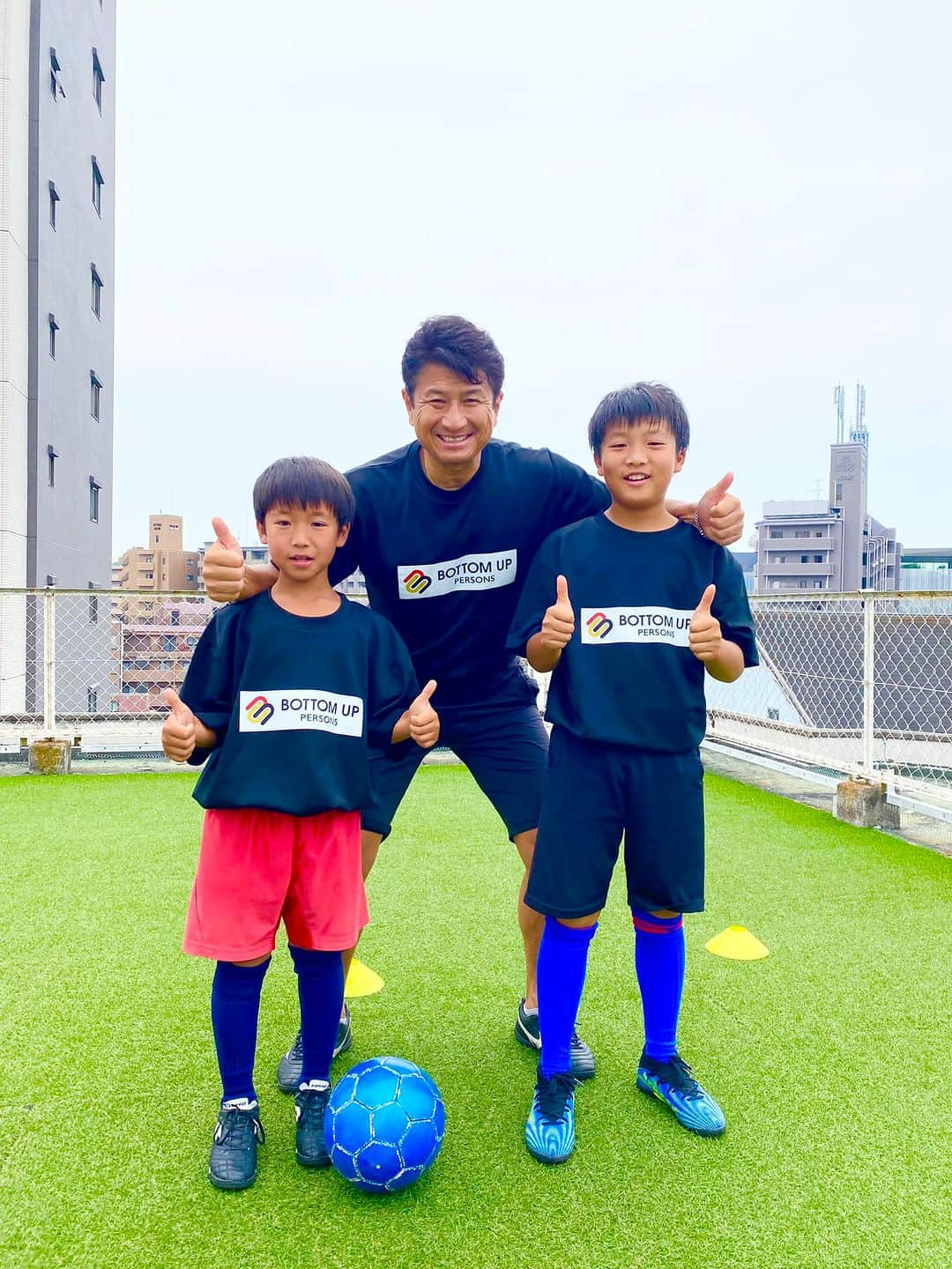 畑喜美夫さんのインスタグラム写真 - (畑喜美夫Instagram)「午前中はボトムアップパーソナルサッカー、夕方からはサッカースクールがあります‼️  いつも思うけど、なんとなくサッカーより何かに意識して頭を使い良い姿勢で練習すると上手くなる速度が上がりますよね‼️  また考えるから感じる練習になることも大切ですよね‼️  暑い中2時間ワクワク楽しくありがとう😊  #ボトムアップ  #ボトムアップ理論  #畑喜美夫  #畑喜美夫先生  #ボトムアップパーソンズ協会  #ボトムアップパーソンズ  #みんなが主役  #みんなで成長  #ワクワク  #マネジメント  #リーダー  #リーダーシップ #選手主役 #人間力  #セミナー  #講演会  #一流  #森保ジャパン  #栗山監督  #テレビ東京  #北澤豪  #フットブレイン #発見」6月18日 11時15分 - kimio.hata