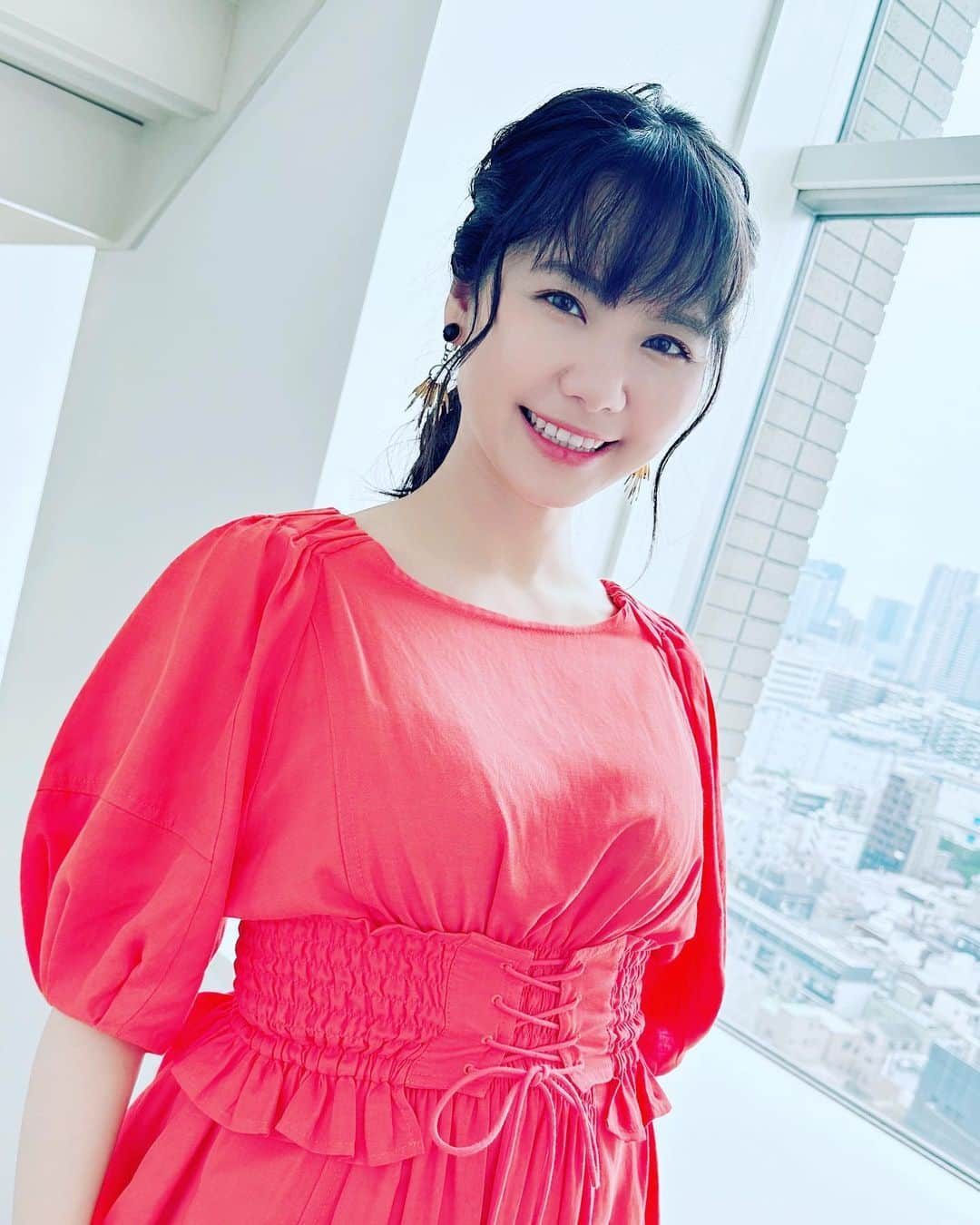 栗林さみのインスタグラム：「夏ですね🌞🌴🌺✨ . . 【出演番組＆ #競馬 関連】🏇 #フェアリーステークス #ユニコーンステークス #グリーンチャンネル #greenchannel #jra #japan #tokyo #馬 #horse #horseracing #jra #umajo #umabi #アナウンサー #キャスター . . 【 #衣装 】👗💞 アクセサリー #abiste  #コーデ  #夏コーデ #pr  ✿日頃いろいろな番組に出演させていただいているので、もし衣装提供などご協力いただいける方はDMくださいねー。 . . 【 #メイク 】 #dior #diormakeup #diorbeauty  【 #ネイル 】#ukanail  . . 【 #撮影機材 】  #iPhone14 #iphone14pro」