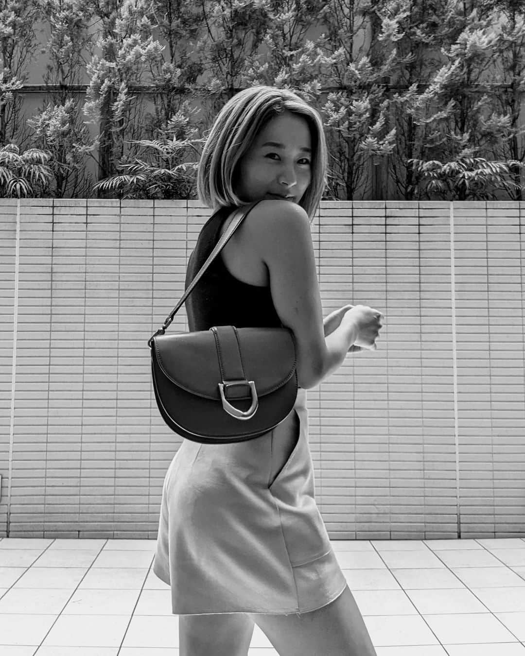 上野智子のインスタグラム：「真夏は一体何を着るんでしょうね？シリーズ。  足元はローファーでした。妊娠期から履いてる @ghbass 👞 写ってないけど❤︎ ソールがラバーだから梅雨時期にも履けます。臨月入ってからは浮腫みすぎて履けなかったな〜もう懐かしい。 ちなみに体重はあと3kgが戻らない。体重はまあ目安だからよいとしても、お腹も戻らない。 痩せるのが全てではなくても、自分にフィットする体でいたいなあとは思うので、ゆっくり身体づくりしまーす❤︎  追記。Happy Father's Day🌼  パパたち、いつもありがとう！  #outfit #0歳児ママ #産後の体型戻し #ユニクロコーデ #charlesandkeith」