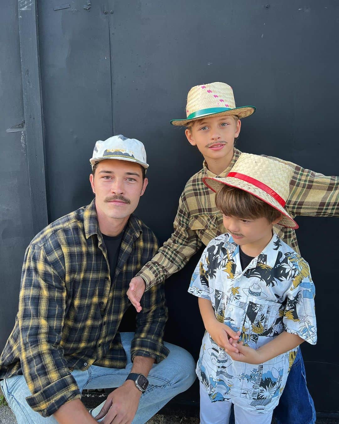 フランシスコ･ラチョースキーのインスタグラム：「A gang do bigode! The mustache gang 👨🏻 festa junina com a família!! Memórias de infância ❤️」