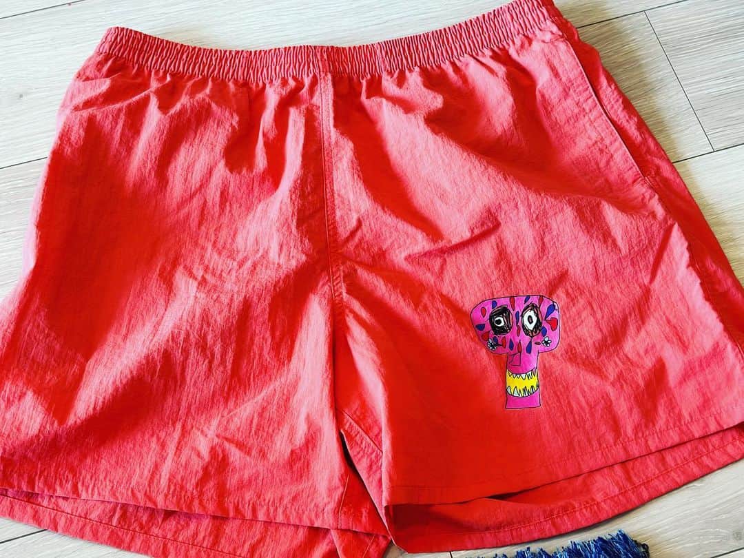 小名川高弘のインスタグラム：「朝から子供たちがソワソワしてると思ったら、 父の日ということで、こんなプレゼントを頂きました✨  長女が描いたデザインをプリントした、世界に一つしかないハーフパンツ！  朝から幸せな気持ちになって、 家族みんなでハグをして出発しまたした！  いざ宇都宮へ❗️」