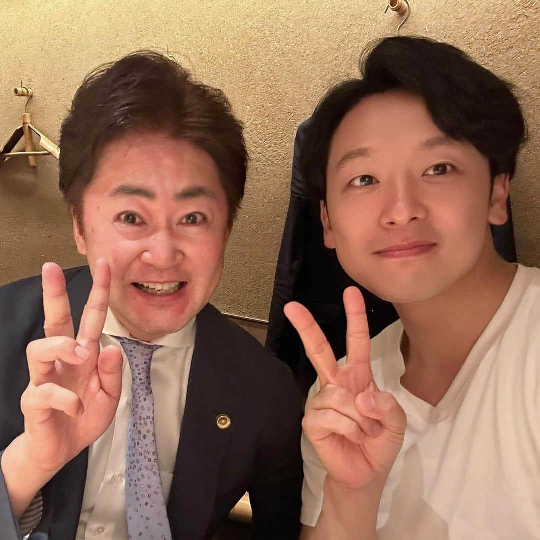 山岸久朗さんのインスタグラム写真 - (山岸久朗Instagram)「報道ランナーでお世話になった新実アナをお寿司に誘ってみました。超楽しかった‼️スマートで、それでいて嫌味が全くない新実さんが僕は大好きだ‼️これからも応援してます‼️  どこの寿司屋に行ったか編に続く  （この日、内海さんからいただいたネクタイです）  #新実彰平  #bff」6月18日 11時37分 - yamaben