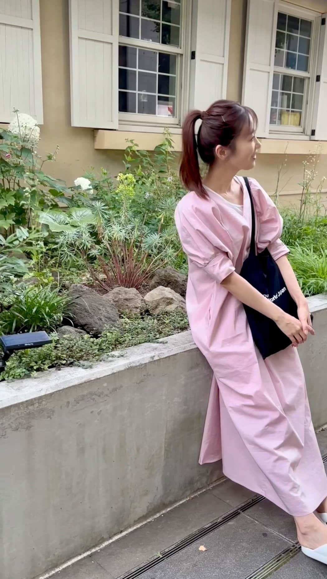 のインスタグラム：「晴れた土曜日。🌞 ⁡ たくさんのみなさんとヨガができて幸せです♡ 今回レッスンで、どうしてもお伝えしたいことがあって、 こうすると、こう味わえる。♡ あ、気持ちいいな〜とより感じていただきたい！の熱い思い。 熱くなると説明多めになる私の特徴がでてしまい、笑 少々くどくどしてしまいました。☺︎ その分、レッスン時間が延びてしまう。。 ⁡ みなさん午後のご予定大丈夫だったかな。 反省…♡ ⁡ いつもご参加いただくみなさまに、心から感謝です！ ⁡ ⁡ ⁡ ⁡ ⁡ ⁡笑いじわ、嫌いじゃない。と思いたい。笑 #yoga #yogateacher #yogalessons #ヨガ #ヨガレッスン #ヨガジョ #ヨガインストラクター #ヨガスタジオ #横浜ヨガスタジオ #センター北 #笑顔 #深呼吸 #プラーナヤーマ #心地よい時間 #自律神経 #美容 #美活 #美活女子 #アラフォー #アラフィフ #ほっこり #はんなり #美魔女 #美魔女コンテスト #はんなり美魔女 #梅本理恵 #今日も感謝 #ありがとうございます ☺︎☺︎」