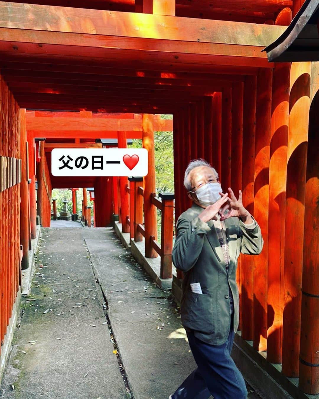 出雲阿国のインスタグラム：「父の日〜！ ということで 朝から連絡をしたら うっかり一昨日が父の日だと 勘違いしていたらしく 「今年は誰からも連絡が来なかったよう…」と ウジウジしてたそう。w 今日だよ！今日！  ということで ご陽気な父、いつまでも元気で長生きしていただきたいのです☆  写真は津和野に一緒に行った時 私の指ハートを真似したくて でもよく分からなくて 天津飯の気功砲みたいになった父❤️  元気に幸せに生きててくれたら それだけで良いなぁ。  プレゼントは農作業用の 首元にアイスノンを入れられる夏用帽子とネクタイ！  世の中のお父様方！ いつもお疲れ様でございます！！ 全ての父上にビバ❤️🙌  #父の日」