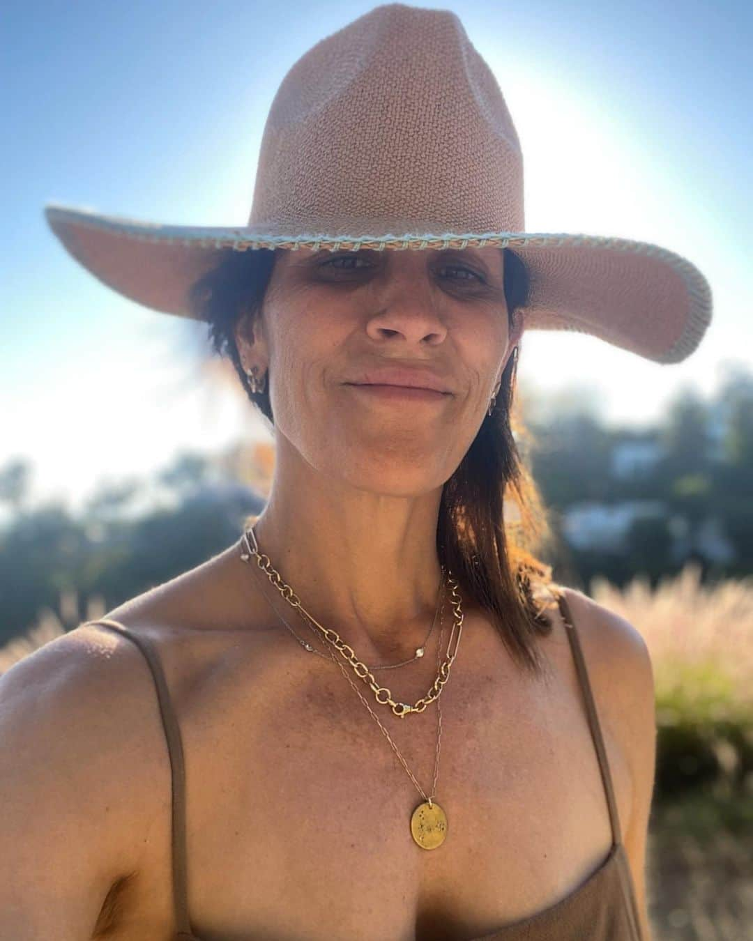 アナベス・ギッシュのインスタグラム：「☀️☀️Selfie in the SUNLIGHT (FINALLY some vitamin D here in SoCal!)☀️☀️」