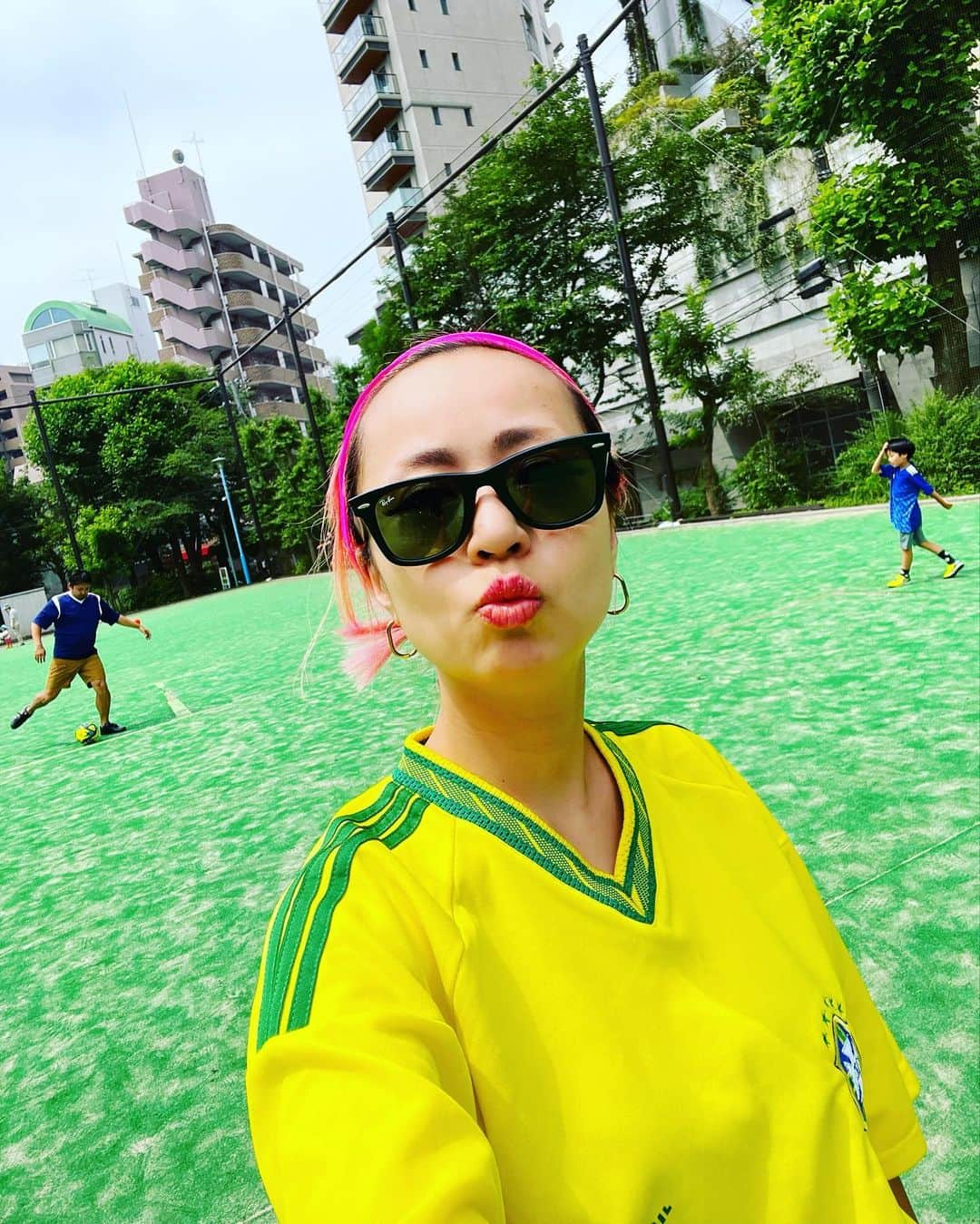 ニーコのインスタグラム：「今日は午後から仕事。仕事前に朝サッカー⚽️❤️‍🔥 腹が減っては戦はできぬ、公園近くのカフェでエッグタルトとメイプルシロップサンドで甘めのモーニングをいただく🥪☕️ 朝でもすぐに暑い…🥵 いよいよ夏が来たかーーー🌞❤️‍🔥 #厚底でサッカー褒めて😇 #朝活#朝サッカー#サッカー#親子サッカー#息子#サッカー少年#soccer#soccerlife  #モーニング#朝ごはん」