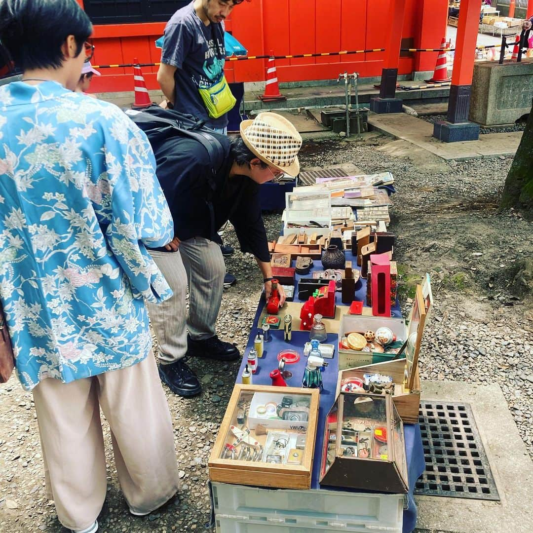 ごあきうえさんのインスタグラム写真 - (ごあきうえInstagram)「今朝は少し早く起きて 青空骨董市に行って来ました。 チャリンコで走ってると風が心地良いけど 止まると暑いねー。  #青空骨董市　#骨董市　#antiquemarket #골동시 #蚤の市　#フリーマーケット　#fleamarket  #벼룩시장 #花園神社　#⛩️」6月18日 11時33分 - goakiue