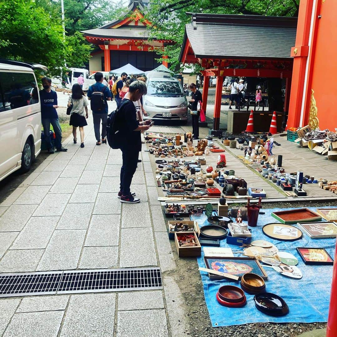 ごあきうえのインスタグラム：「今朝は少し早く起きて 青空骨董市に行って来ました。 チャリンコで走ってると風が心地良いけど 止まると暑いねー。  #青空骨董市　#骨董市　#antiquemarket #골동시 #蚤の市　#フリーマーケット　#fleamarket  #벼룩시장 #花園神社　#⛩️」