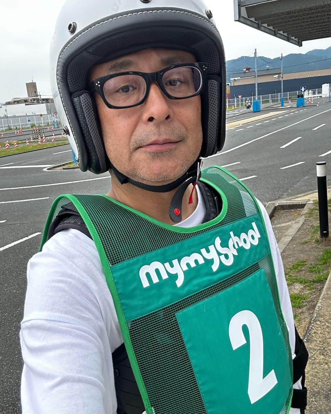 栗田善太郎のインスタグラム：「卒検  合格 しました〜 入校からジャスト2週間！  ありがとうございました😊  #大型ゲージューライダーへの道」