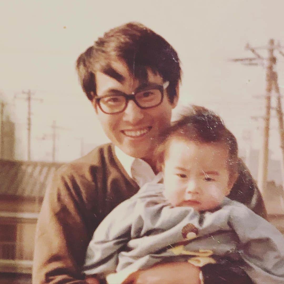 黒沢薫さんのインスタグラム写真 - (黒沢薫Instagram)「今日は父の日。 この時父は28歳。 流石に色々おぼつかなくなってきましたが、まだ元気です。 改めて感謝。 #fathersday #thanks #longlongago  #father #son #memory #lovelife #instapicture」6月18日 11時39分 - kaorukurosawa_lovelife