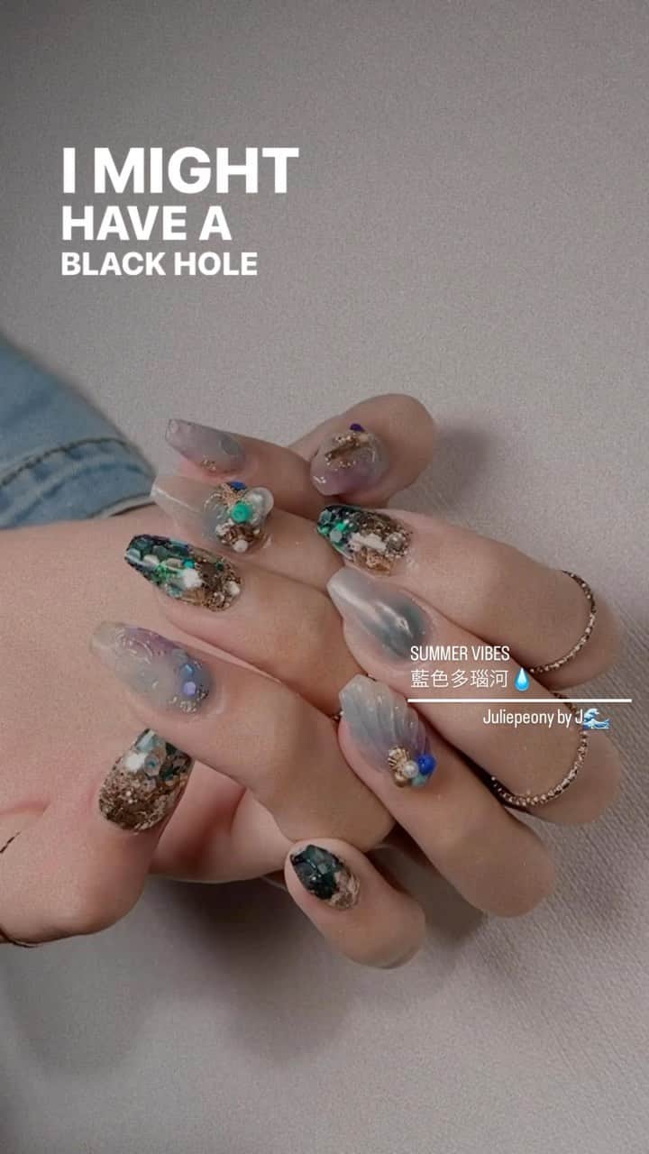 juliepeonyのインスタグラム：「藍色多瑙河💧 / 我要跟你一樣的藍色（好漂亮） 哇哈啊哈(˶‾᷄ ⁻̫ ‾᷅˵)那妳藍色亮片用折光綠色的好嗎（因為我覺得更漂亮） - 吼～大亮片已經佔據整個夏天✨ 閃閃發亮的夏日_已經太喜歡🤍 - 大亮片最困難的在於包膠，以為很簡單價格應該會便宜的人，還請繞道，感恩感恩🥹」