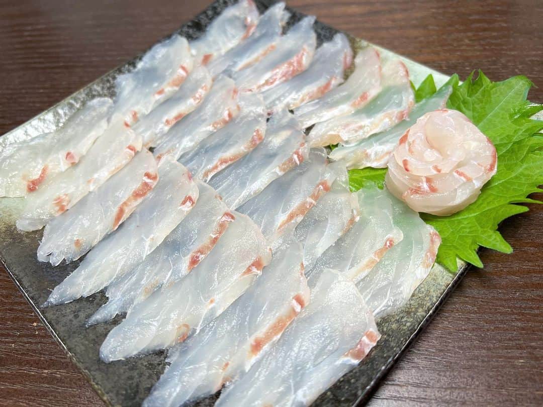 コーキTVさんのインスタグラム写真 - (コーキTVInstagram)「先日、釣りの大先輩 @hideaki.fujimoto.921 もすさんからなんとイサキとヒラメをお裾分け頂きまして💦みんなで食べました✨ 実はイサキは初めてで、ずっと食べてみたかった魚🐟 炙りが絶品🔥とのことで👀 ひと口食べてなるほどでした👏 どの魚に味が似ているではなく、イサキはイサキオンリーワンの最高な味わいでした🙏 ヒラメも食べ始めたら箸が止まりません💦 ご馳走様でした✨  #イサキ #ヒラメ #刺身 #炙り」6月18日 11時49分 - koki_tv1018