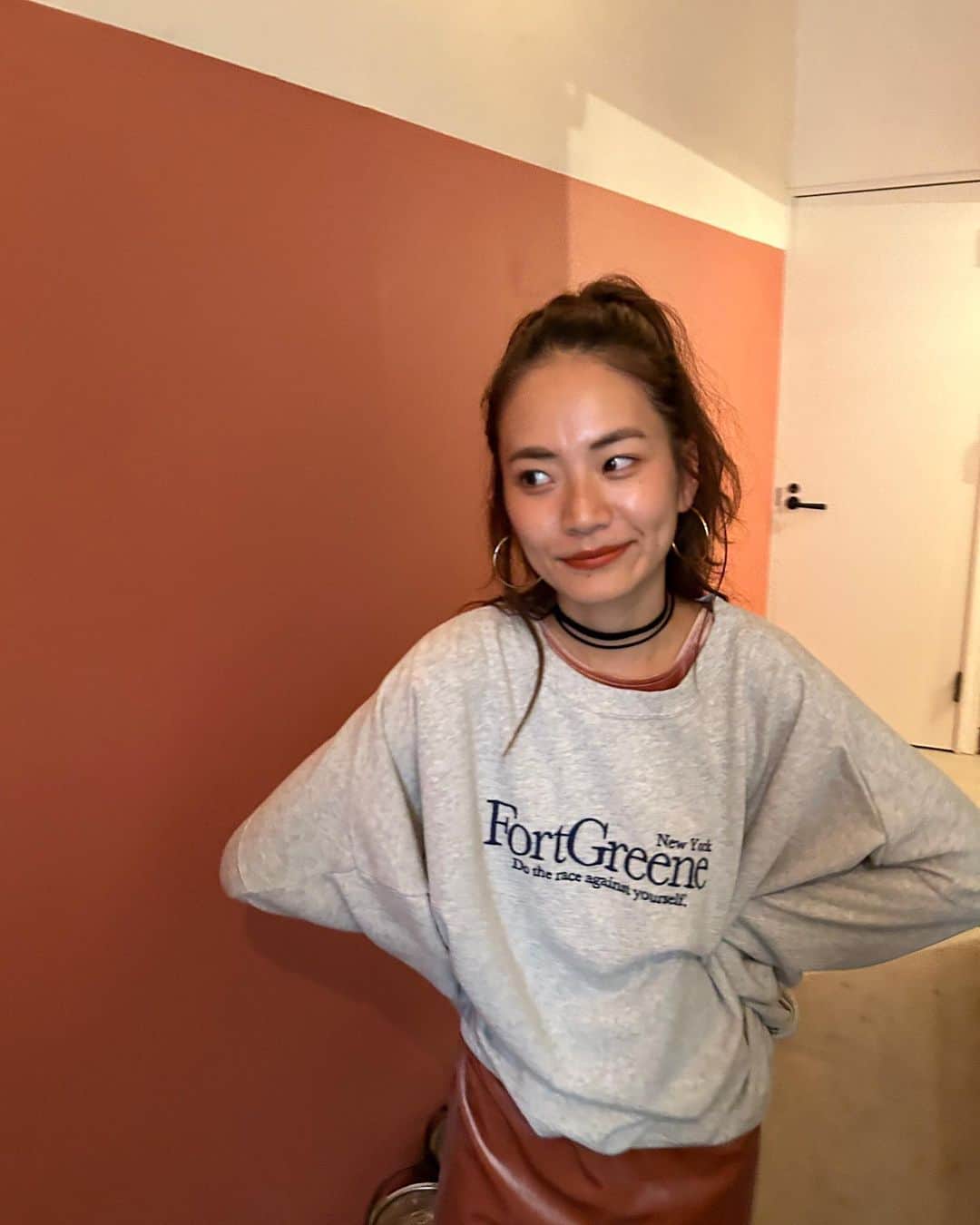 Ungrid staff snapのインスタグラム：「6.18日(sun) ZOZOTOWN・RUNWAY channelにて秋のWEB限定アイテムが追加！  ZOZOTOWNでは初日限定クーポン価格！  フロントの刺繍がキャッチーで可愛いルーズスウェット。 カラーによりロゴのデザインを変えているので色違い買いしたくなるアイテム. 身幅とスリーブもたっぷりとしたボリューム。背ヨークに切り替えもいれている所もポイント。  空紡糸を使用した綿素材なので、古着にようなかさっとした風合いに。 裏側はポリエステル混なので肌に当たる部分は柔らかい風合いなのが特徴です。   ✔︎刺繍ロゴルーズスウェット ¥7,150 カラー：オフホワイト / ライトグレー / チャコールグレー / ネイビー 8月お届け予定。  ___________________________________ '𝟐𝟑 𝑎𝑢𝑡𝑢𝑚𝑛  " 𝐹𝐼𝐿𝐿 "  秋アイテムの予約受付中🍂  下記 アカウントTOPページリンクより 各サイトをご覧下さい🔗  RUNWAY channel▶︎ @ungrid_official ZOZOTOWN▶︎ @ungrid_staffsnap  #Ungrid #ungrid_official #RUNWAYchannel #zozotown」
