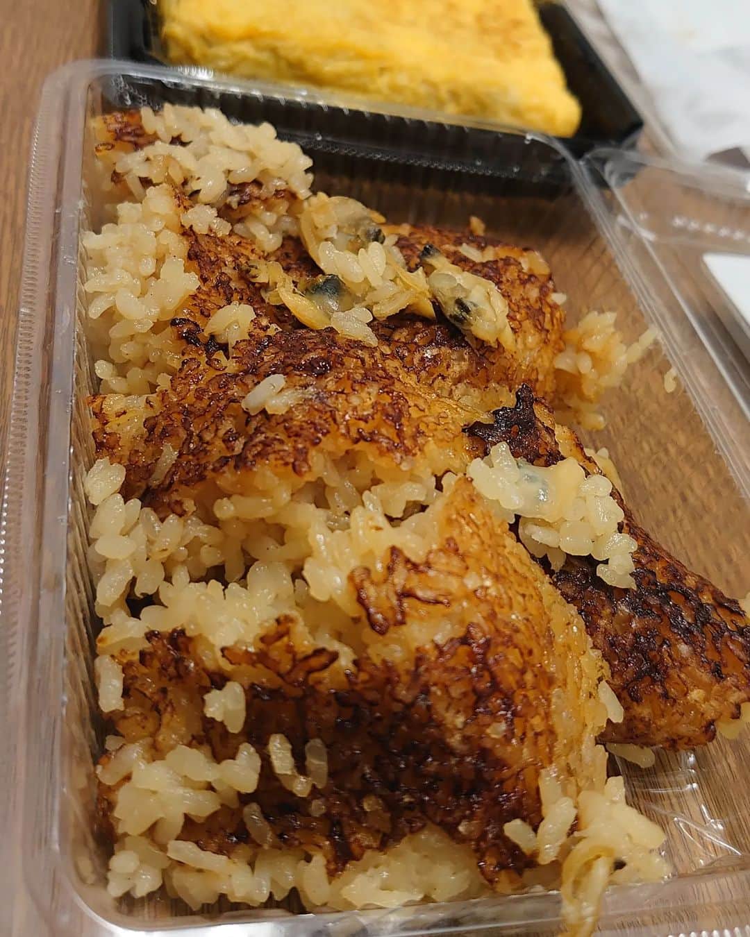 のインスタグラム：「朝ごはんは高島屋の地下で買った「深川めしのおこげ」と甘めの厚焼き玉子。日本最高。」