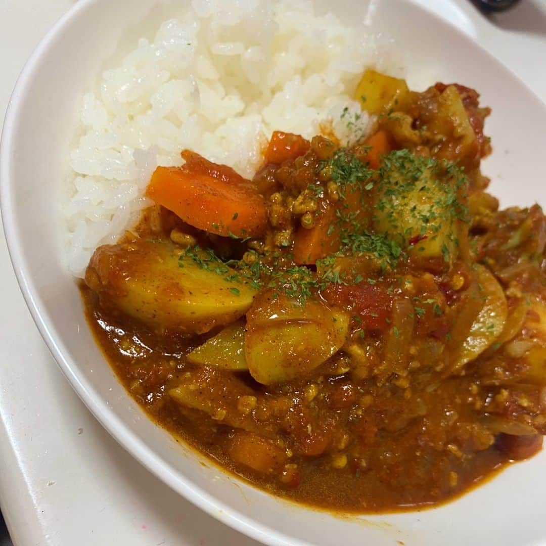 水嶋ひかるさんのインスタグラム写真 - (水嶋ひかるInstagram)「ここ最近のひかぷぅクッキング🍙🍴  作りたい！と思うものを作ってたら料理の系統合わずごちゃごちゃしちゃう😥 （料理の系統がいつか組み合わせうまくなりますよーに☺️笑） 1枚目のおにぎりは🍙3合分のお米を小さいおにぎりの作り置き✌️ 冷凍して食べる時にチン🔥するだけ！ これから夏で暑くなるから保冷剤の代用にもなるからおすすめ🫶🏻！ . #ひかぷぅクッキング #作り置きおかず #作り置き冷凍 #作り置き弁当 #お料理記録 #今日は何の日 #父の日」6月18日 17時19分 - hikapudayo